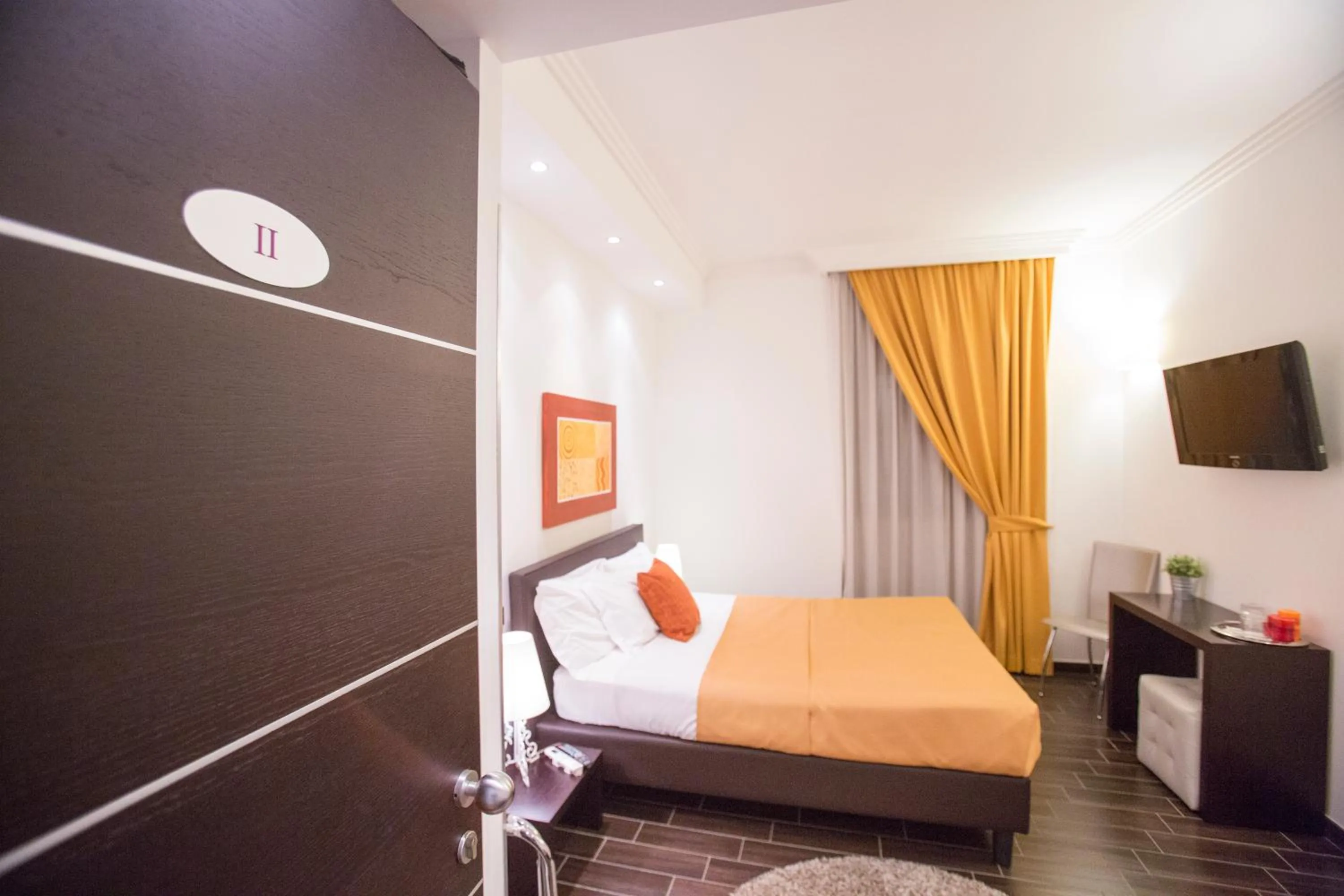 Photo of the whole room, Bed in Bbqueen