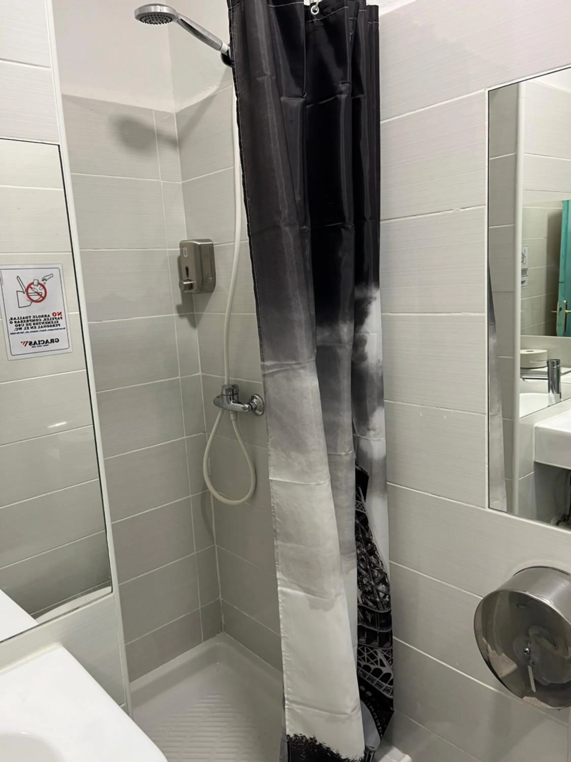 Shower in Casa de Huéspedes Almansa