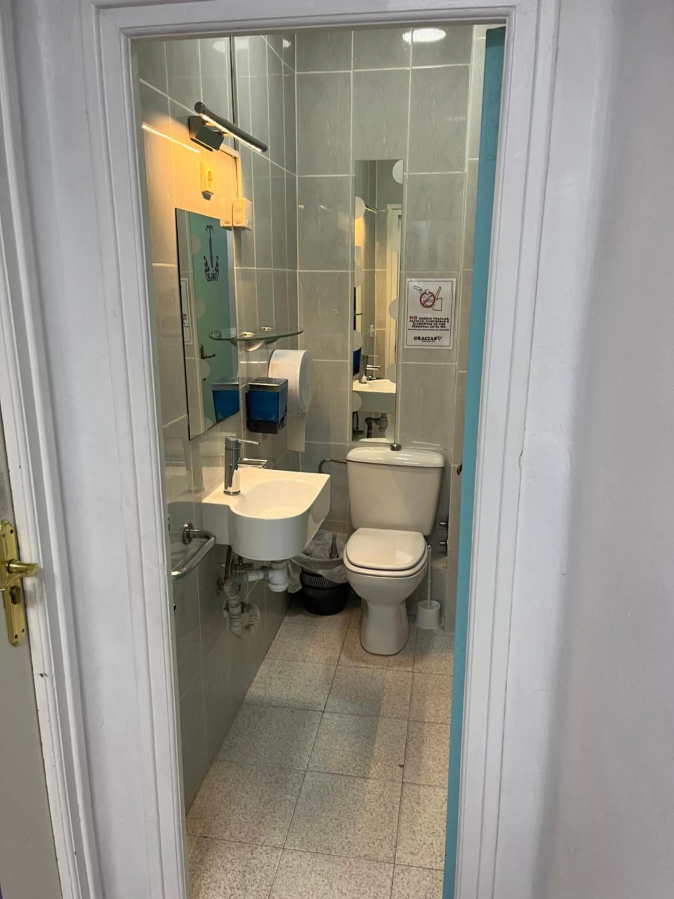 Bathroom in Casa de Huéspedes Almansa
