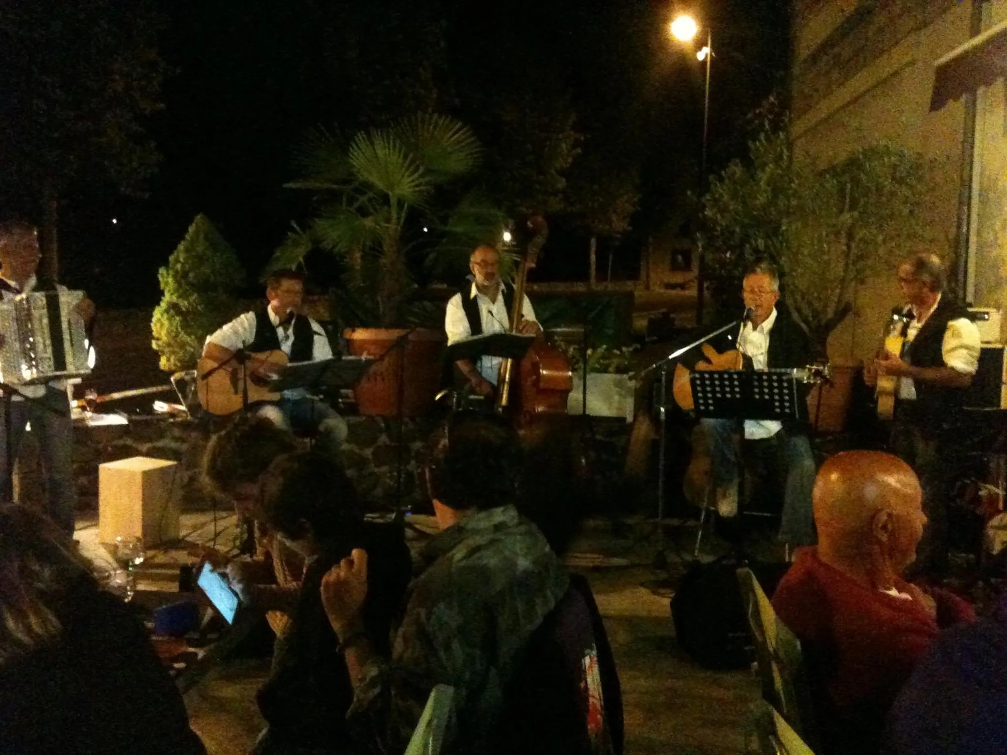 Evening entertainment in Hôtel des Barrages