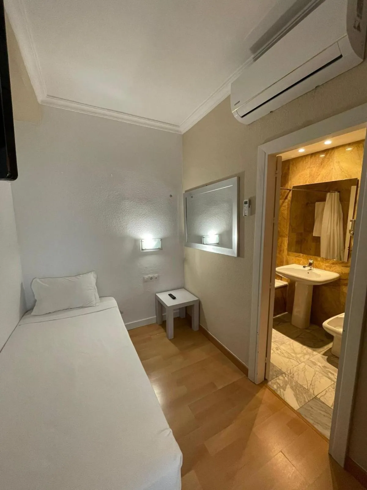 Bedroom, Bed in Hotel Trafalgar