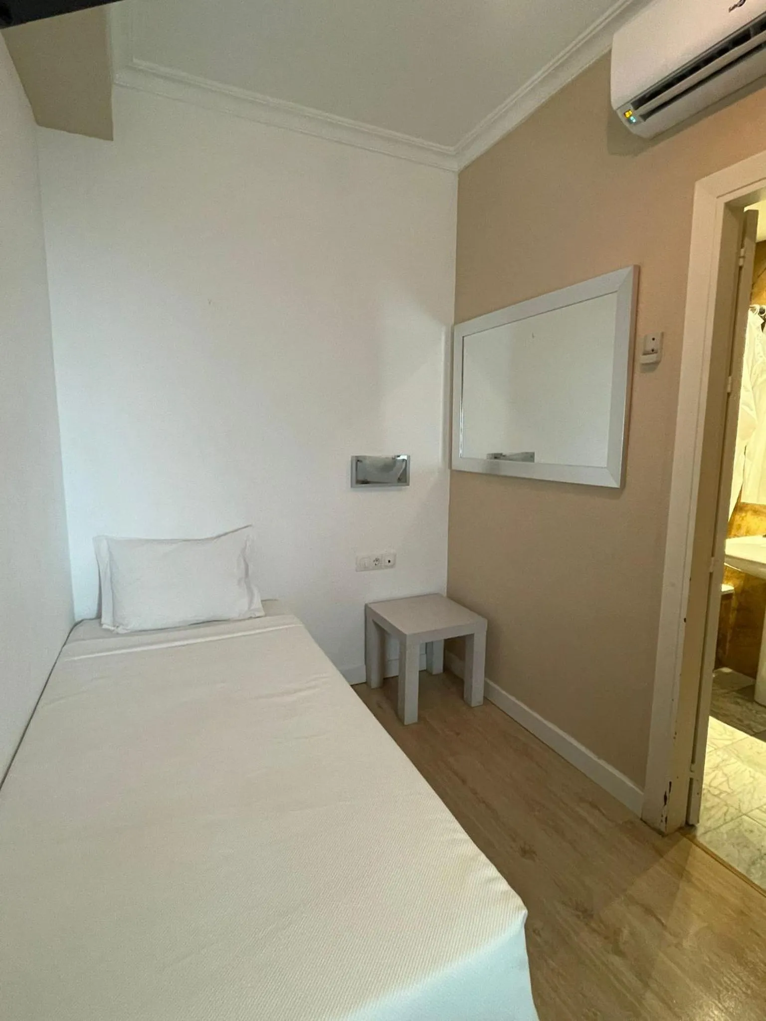 Bedroom, Bed in Hotel Trafalgar