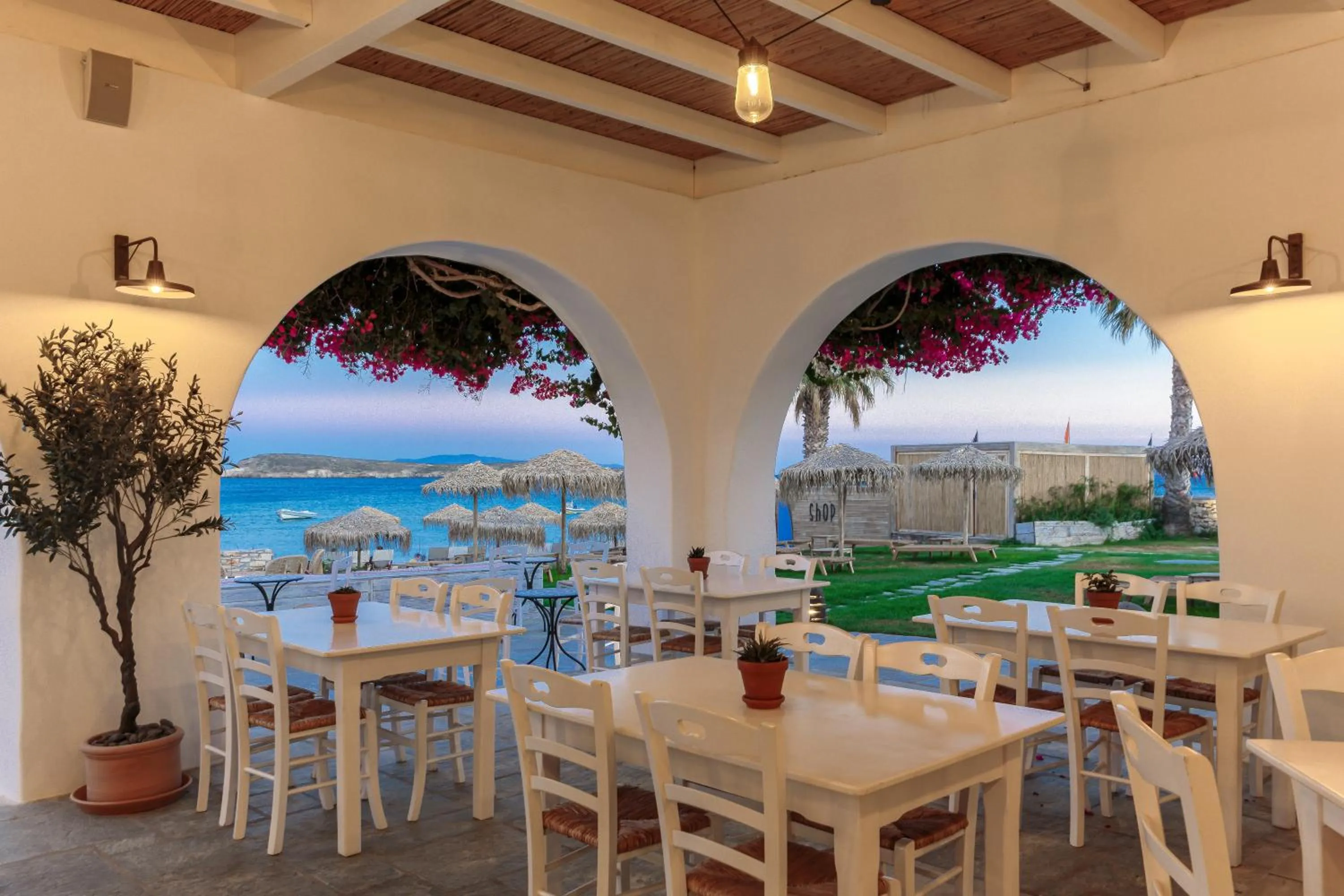 Restaurant/places to eat in Golden Beach Hotel