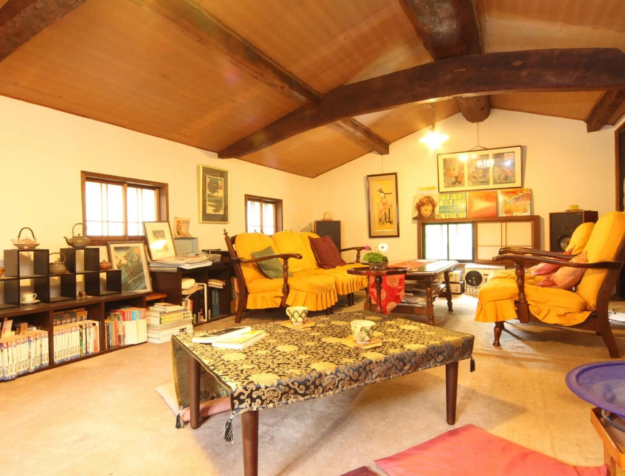 Communal lounge/ TV room in Yokokura Ryokan