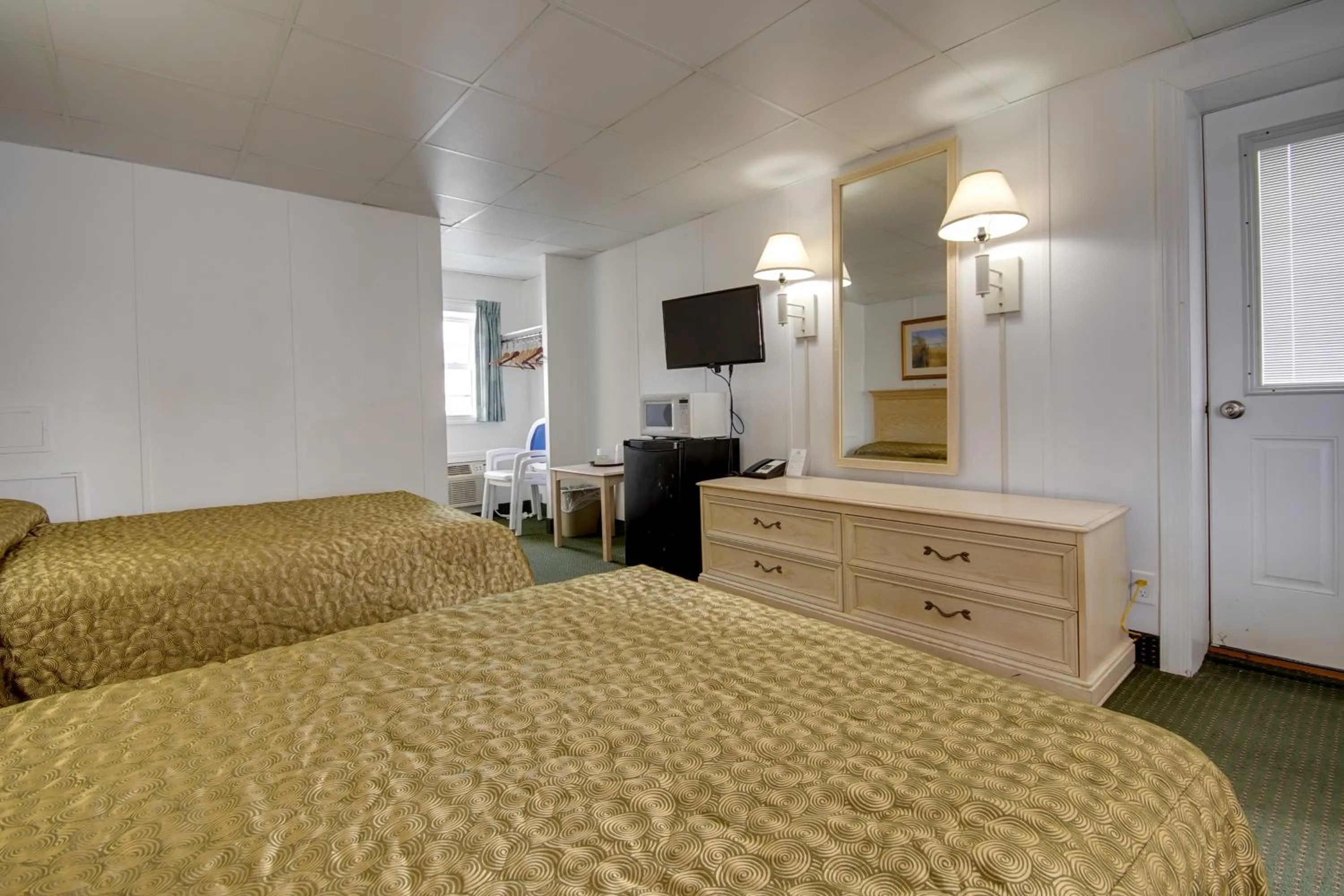 Bedroom, Bed in Empress Motel