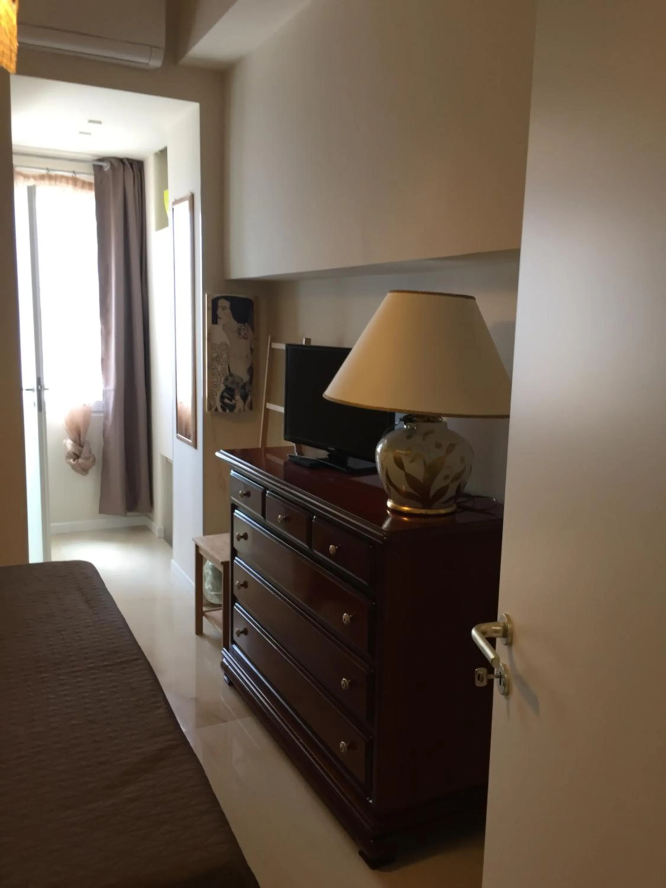 Photo of the whole room, Bed in Aquila house