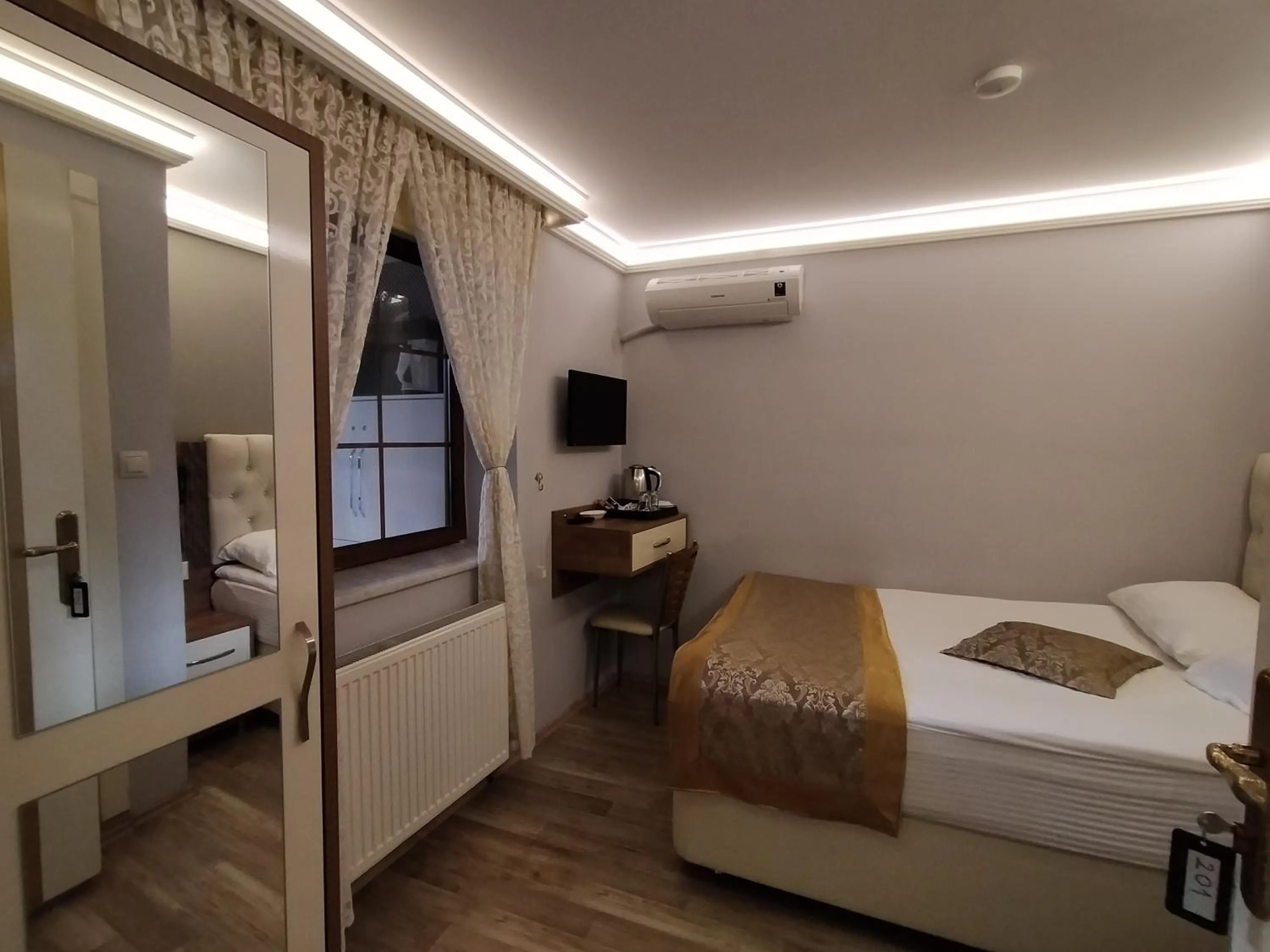 Photo of the whole room in Sehri̇-zade Yalisi