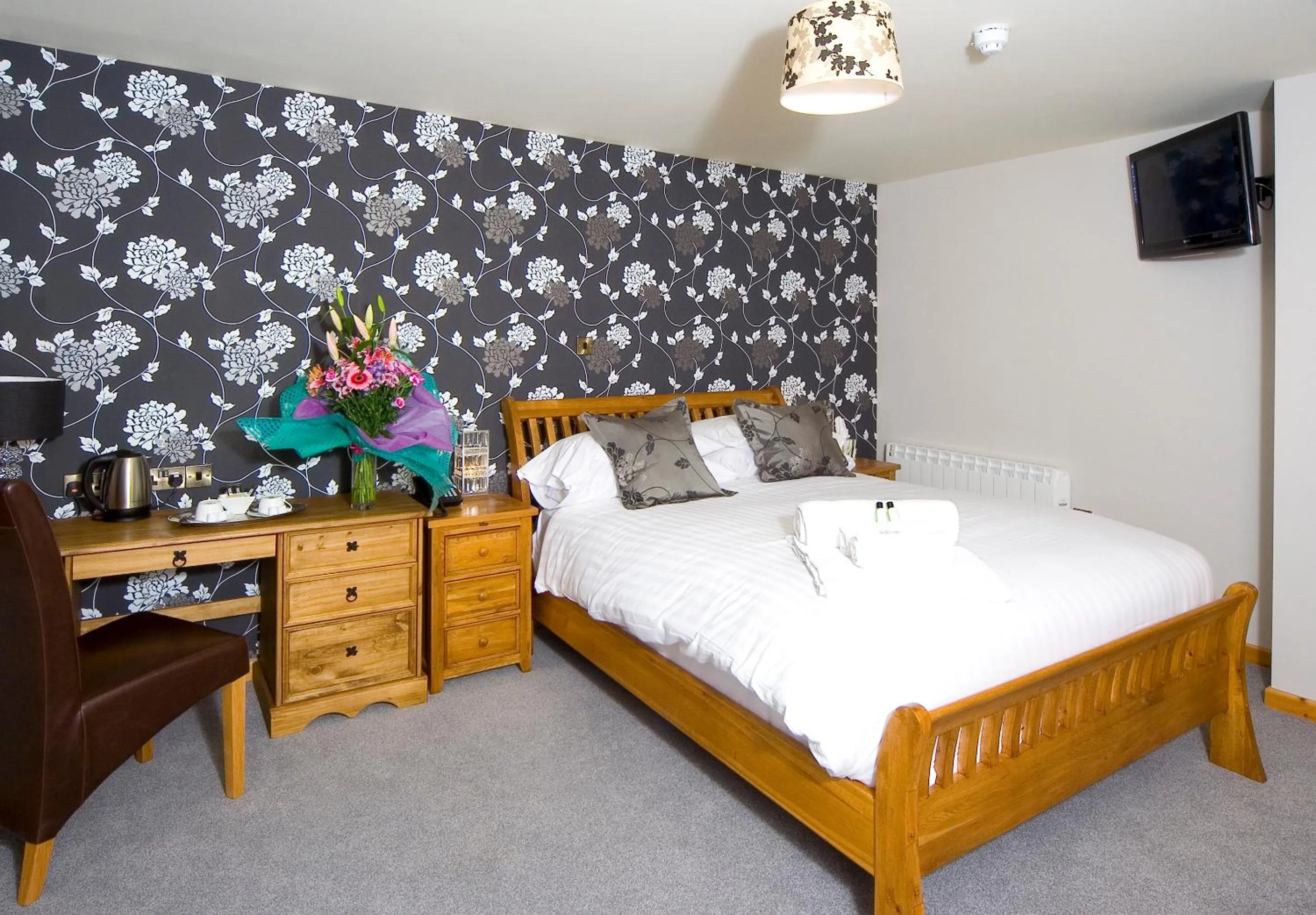 Bedroom, Bed in The Elephant & Castle Hotel