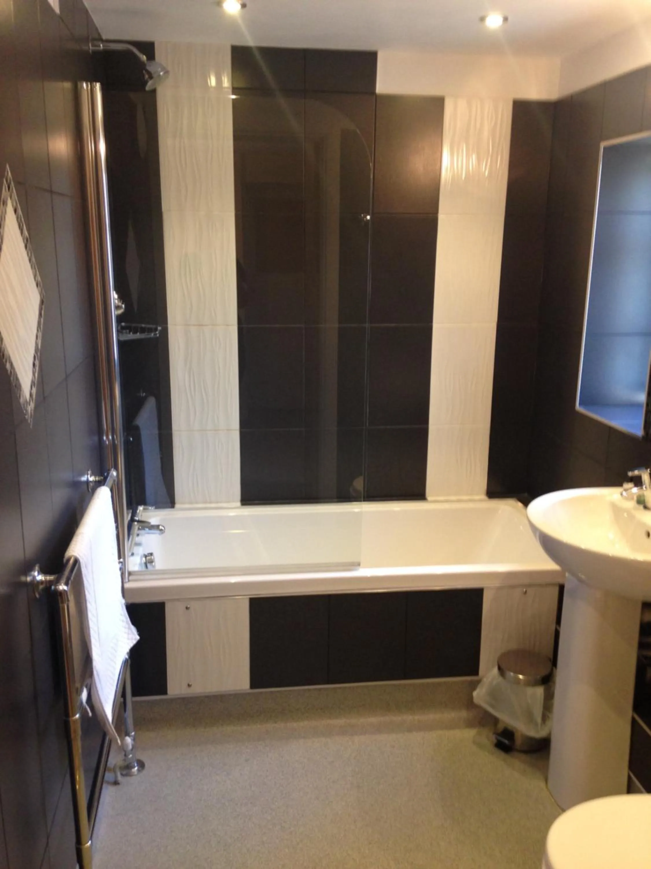 Bathroom in The Elephant & Castle Hotel