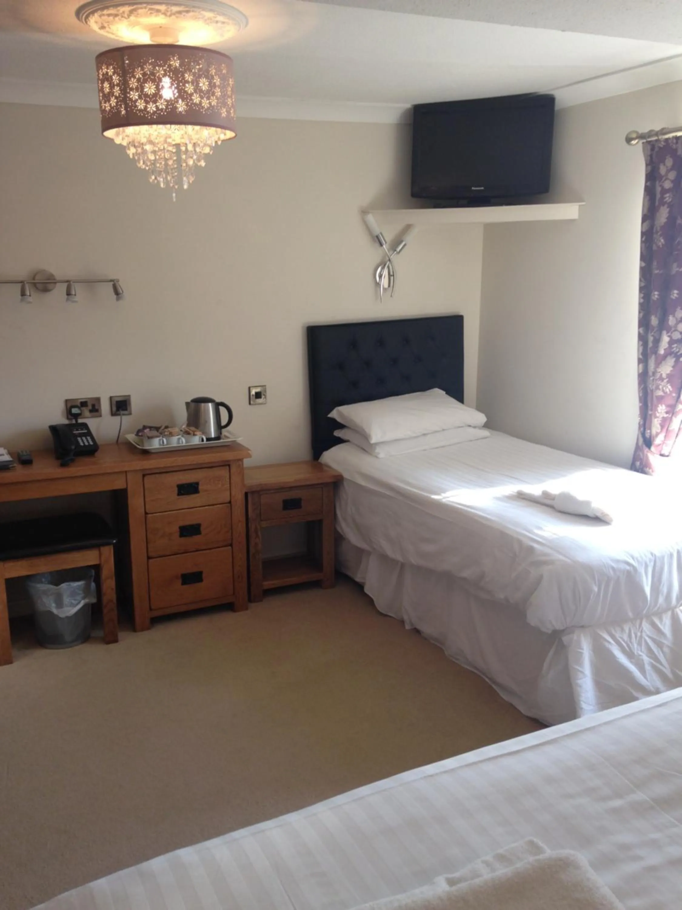 Bedroom, Bed in The Elephant & Castle Hotel