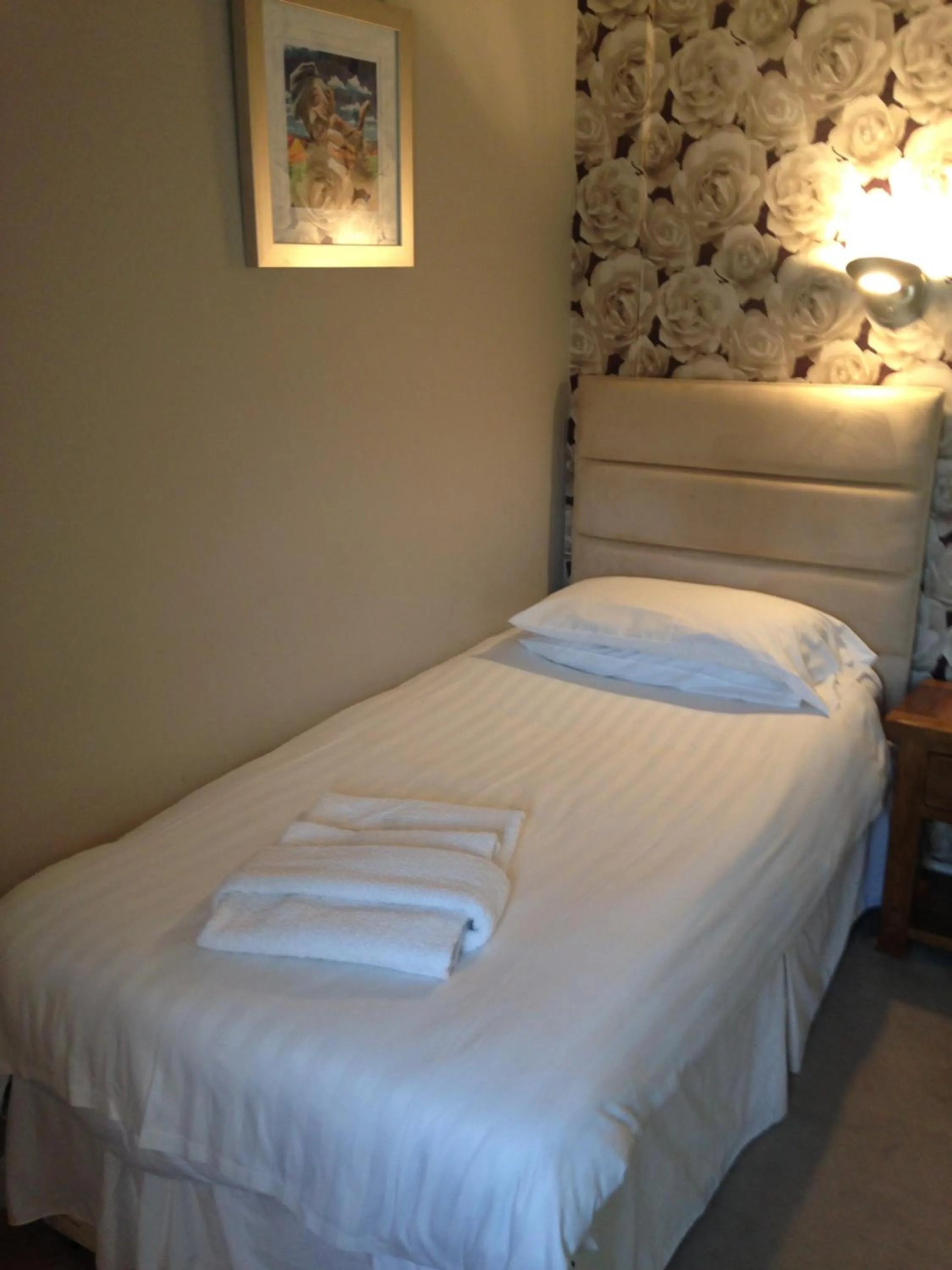 Bedroom, Bed in The Elephant & Castle Hotel