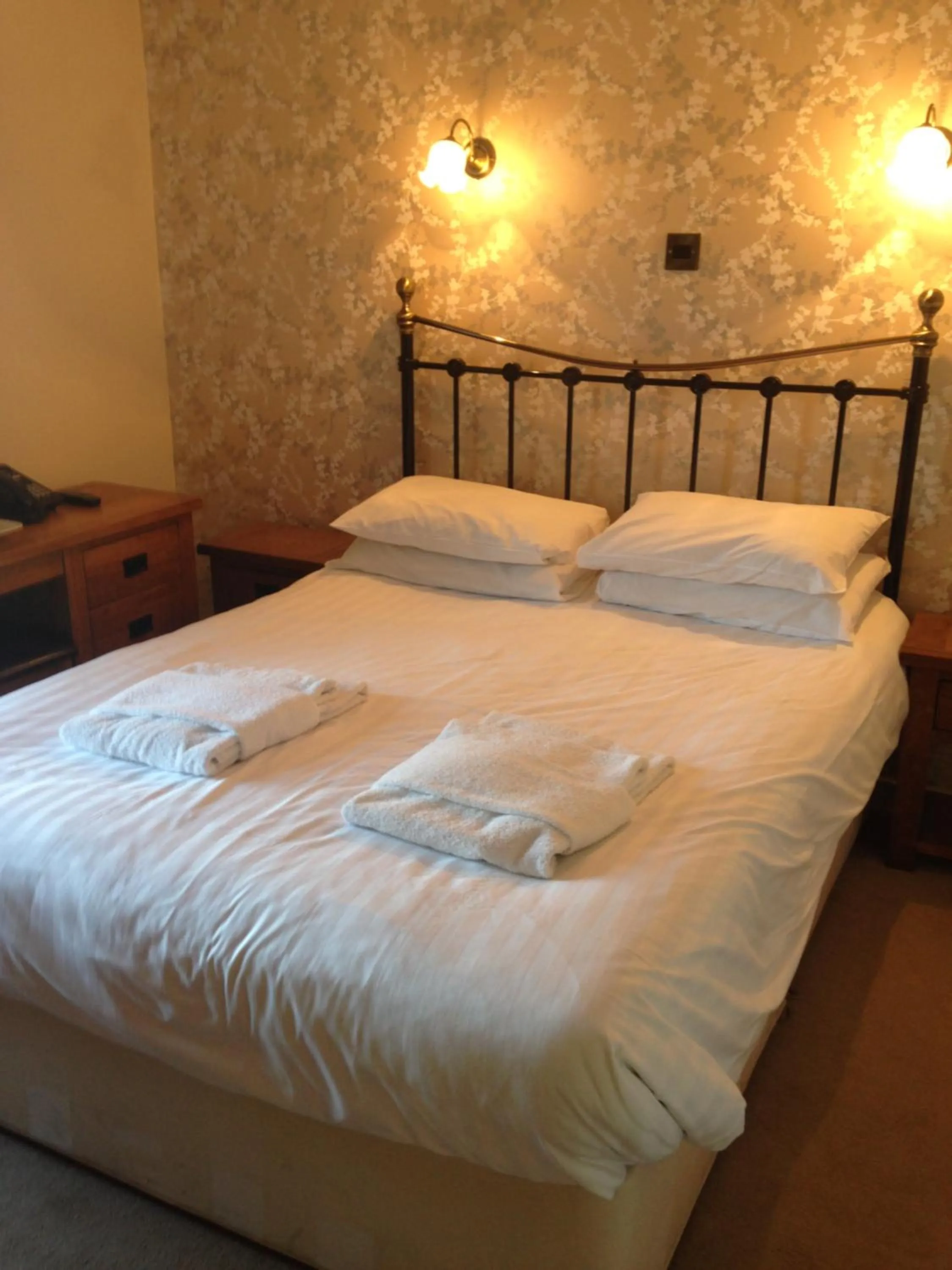 Bedroom, Bed in The Elephant & Castle Hotel