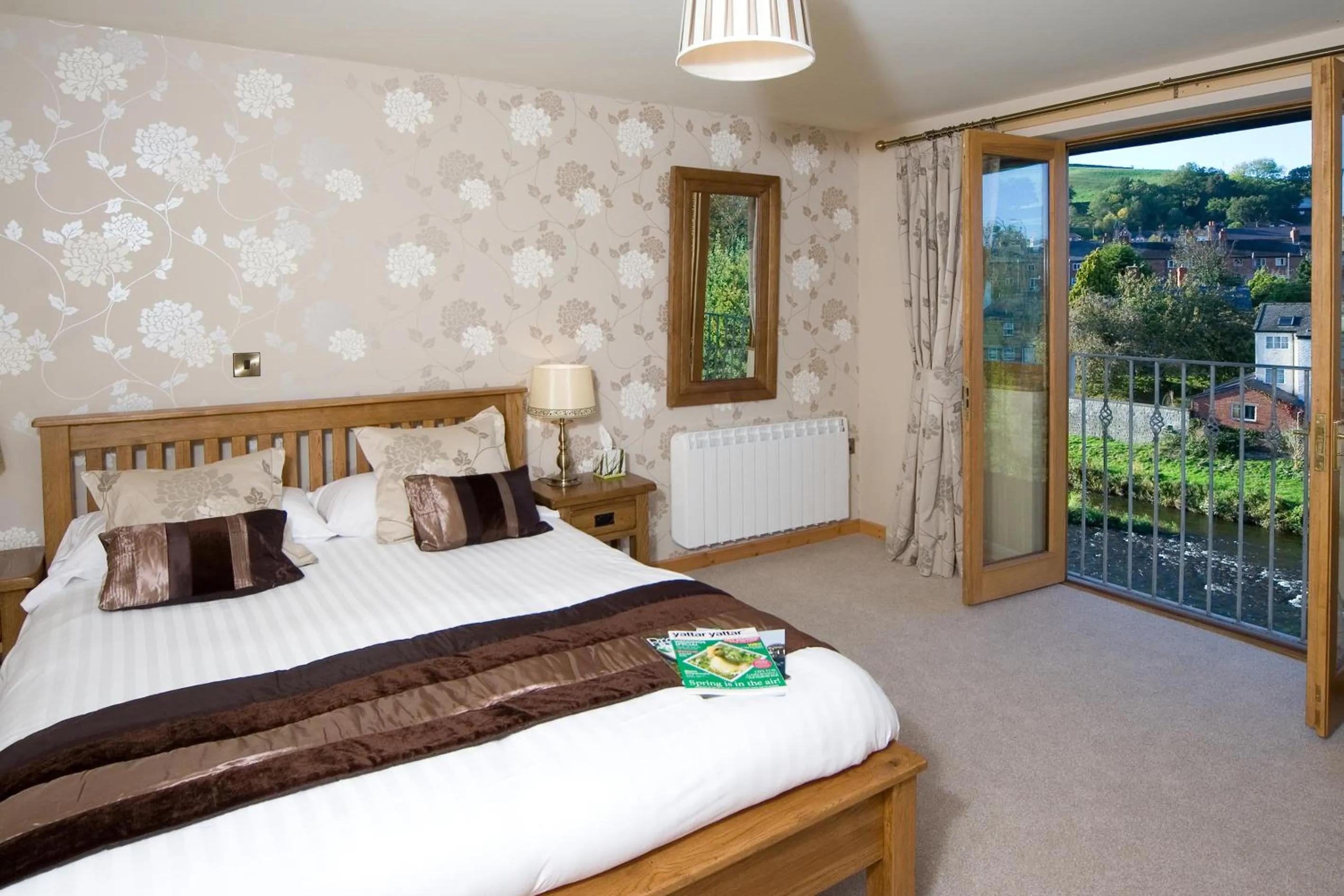 Bedroom, Bed in The Elephant & Castle Hotel