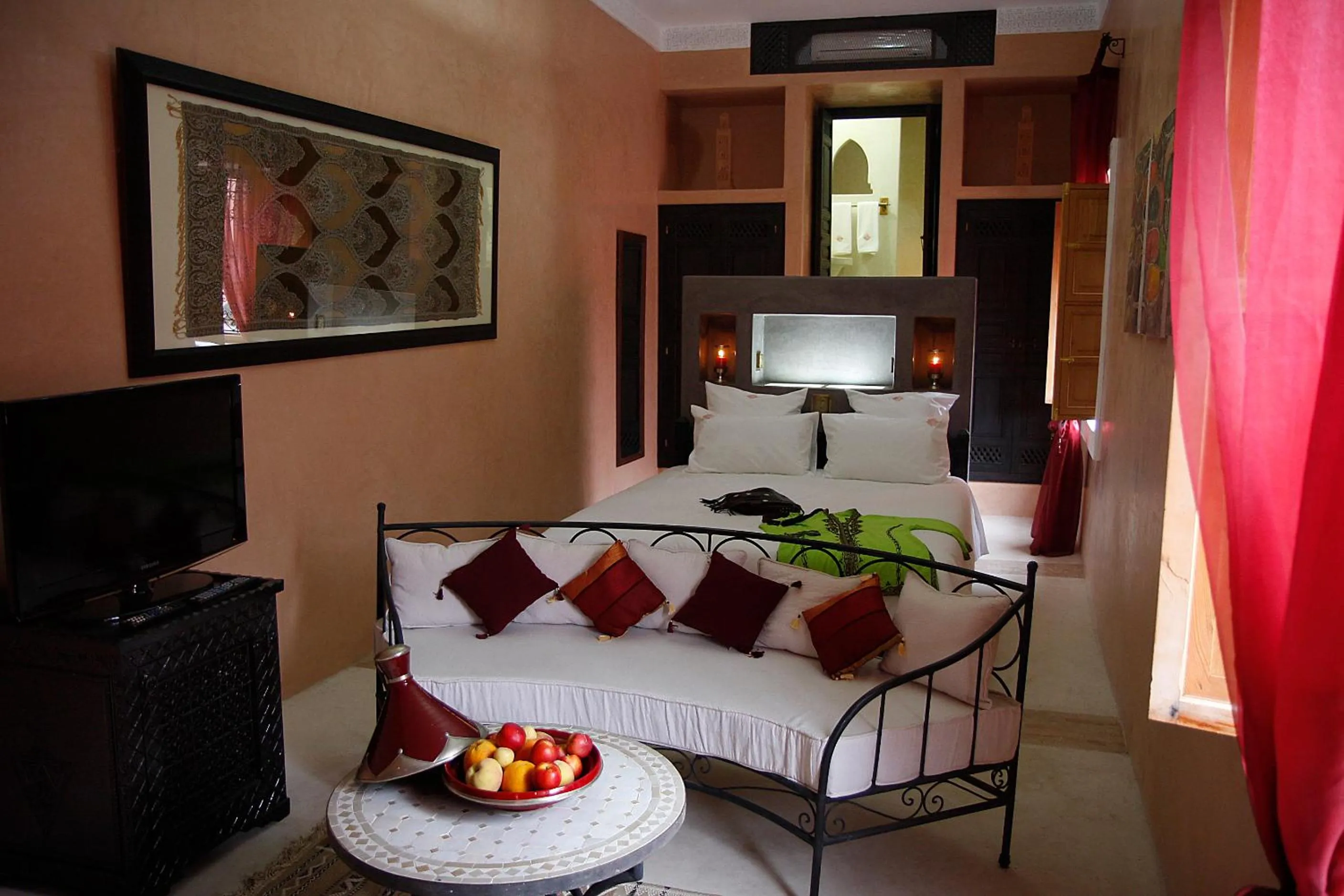 Photo of the whole room, Bed in Riad Alili
