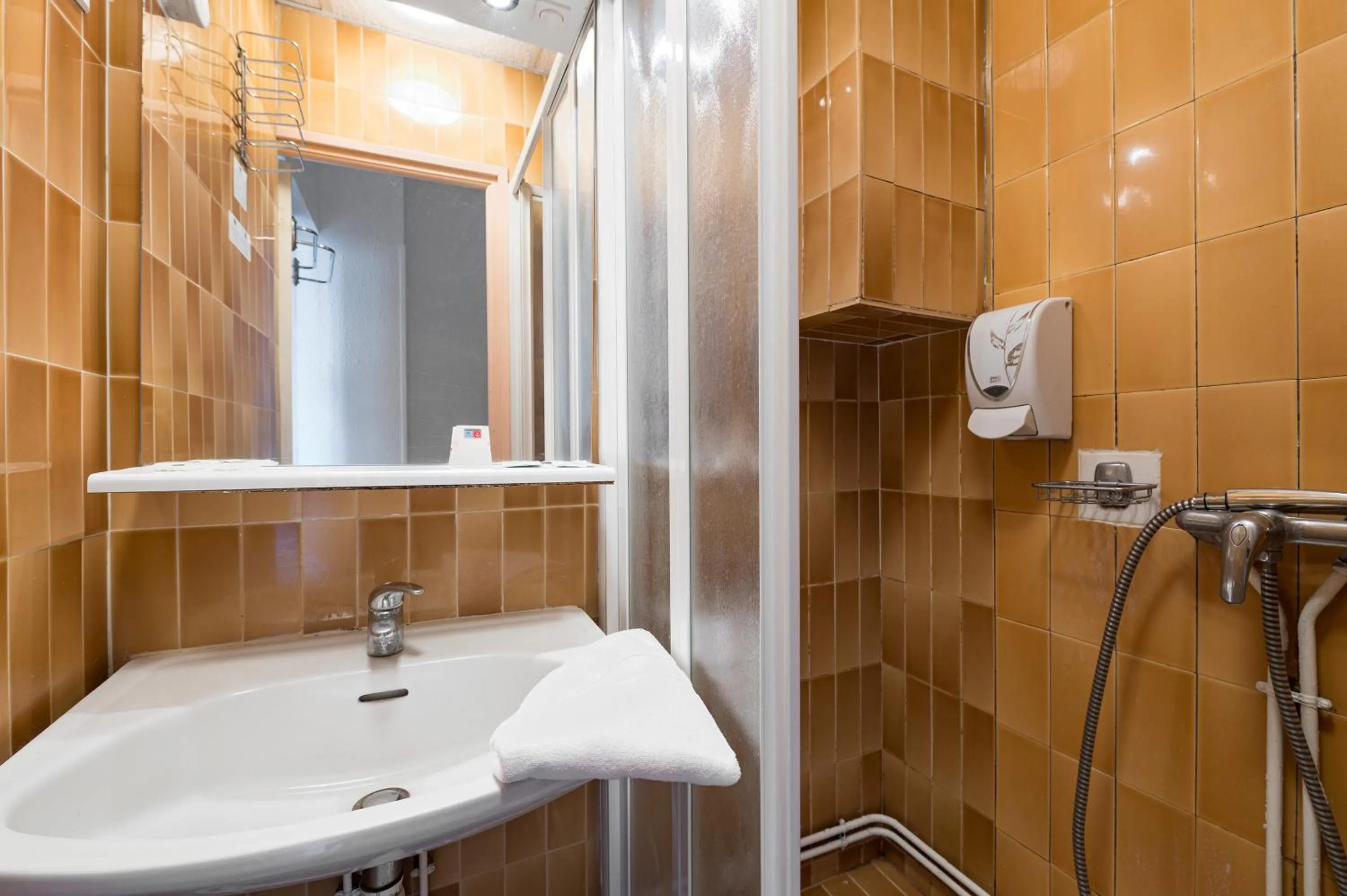 Bathroom in Hôtel Aragon - Centre ville gare