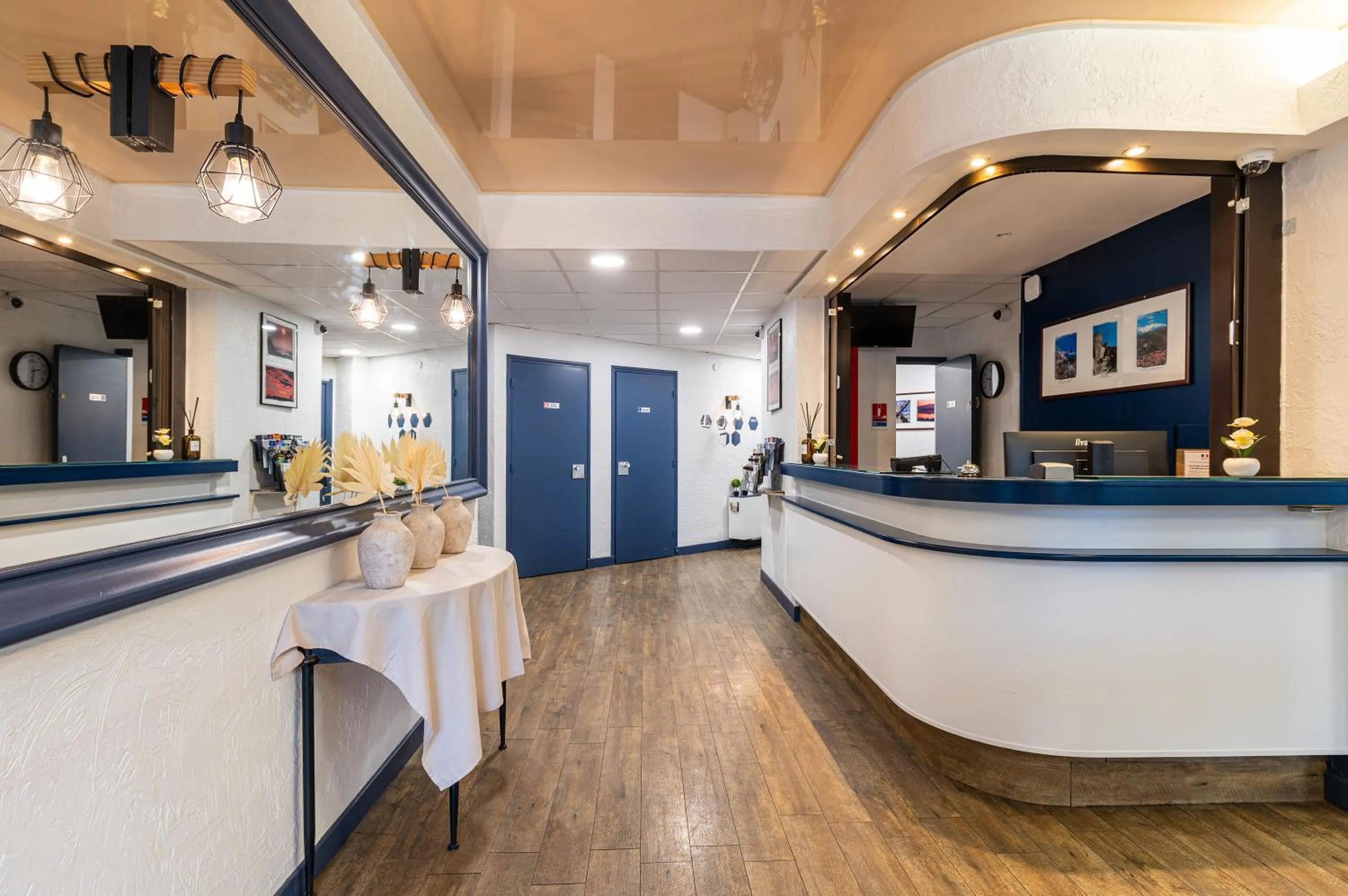 Lobby or reception in Hôtel Aragon - Centre ville gare