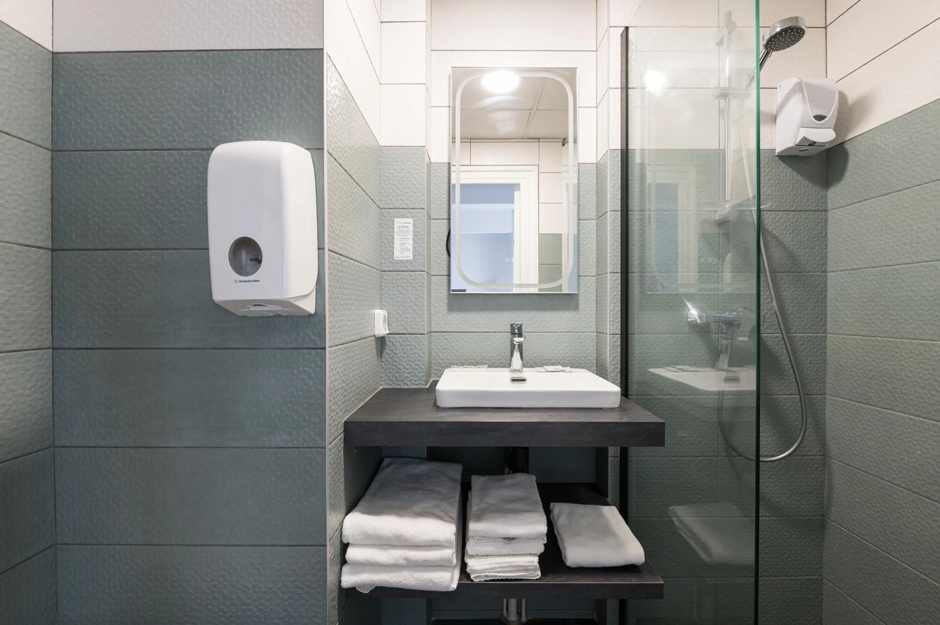 Shower in Hôtel Aragon - Centre ville gare