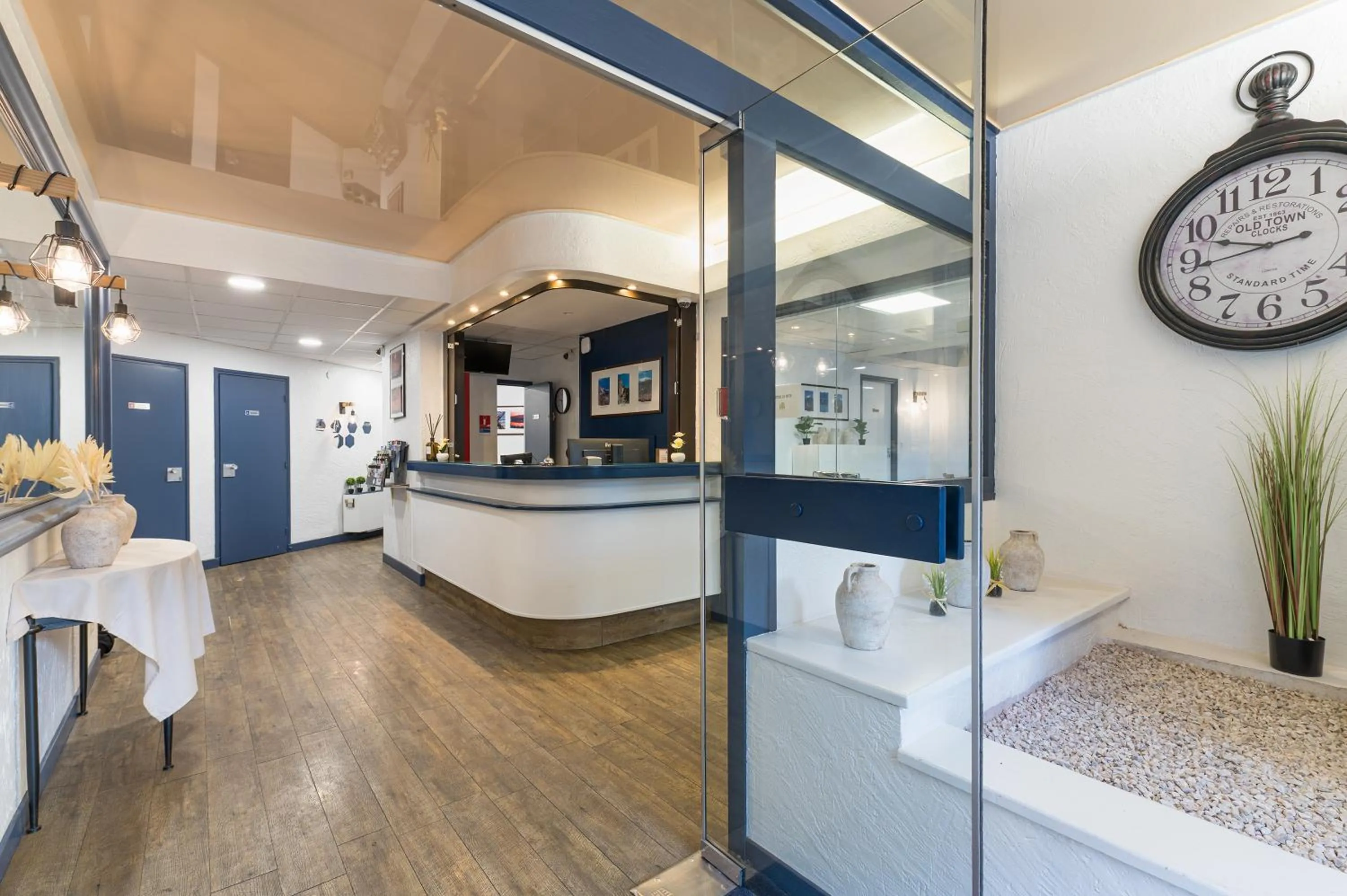 Lobby or reception in Hôtel Aragon - Centre ville gare