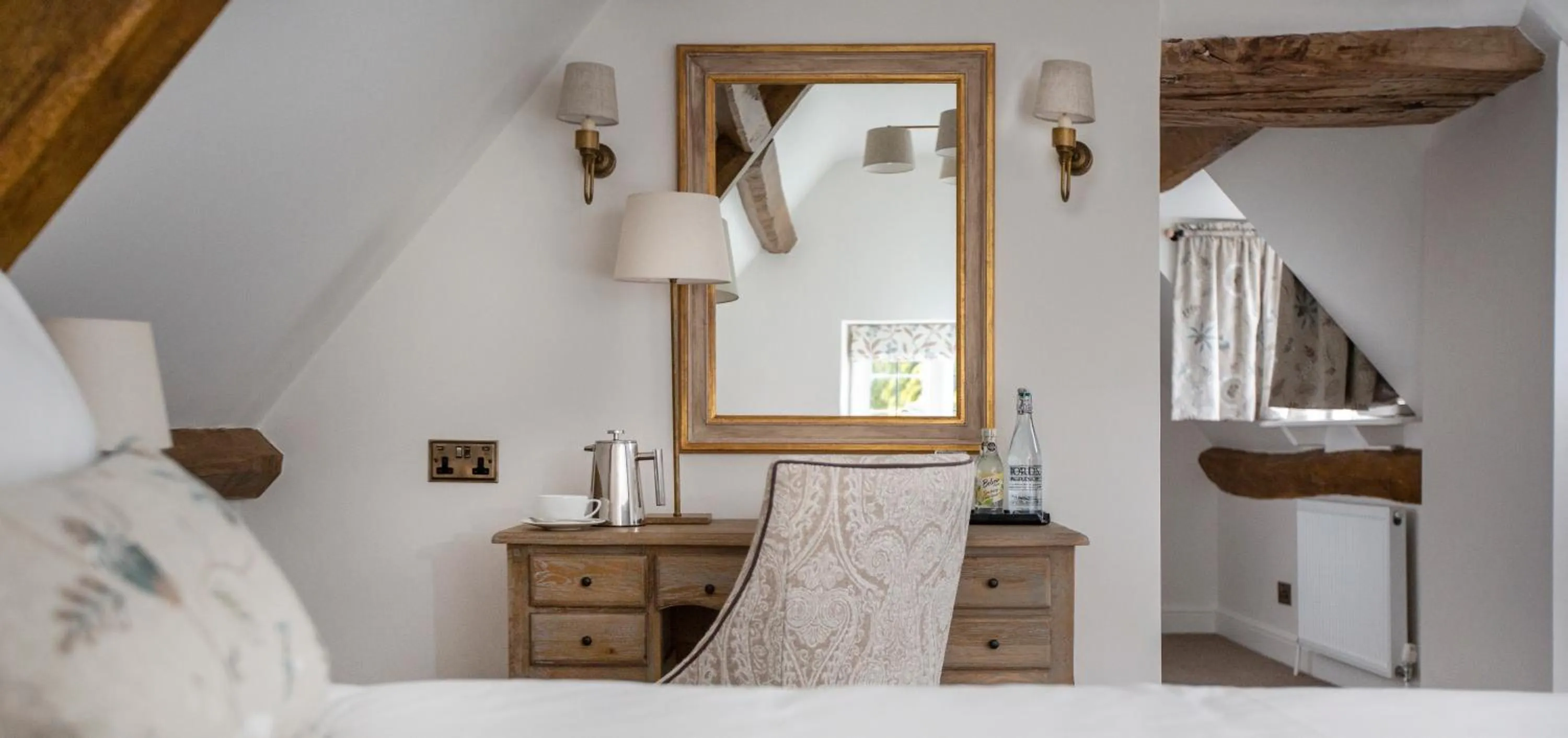 Bedroom, Bed in Lords Of The Manor