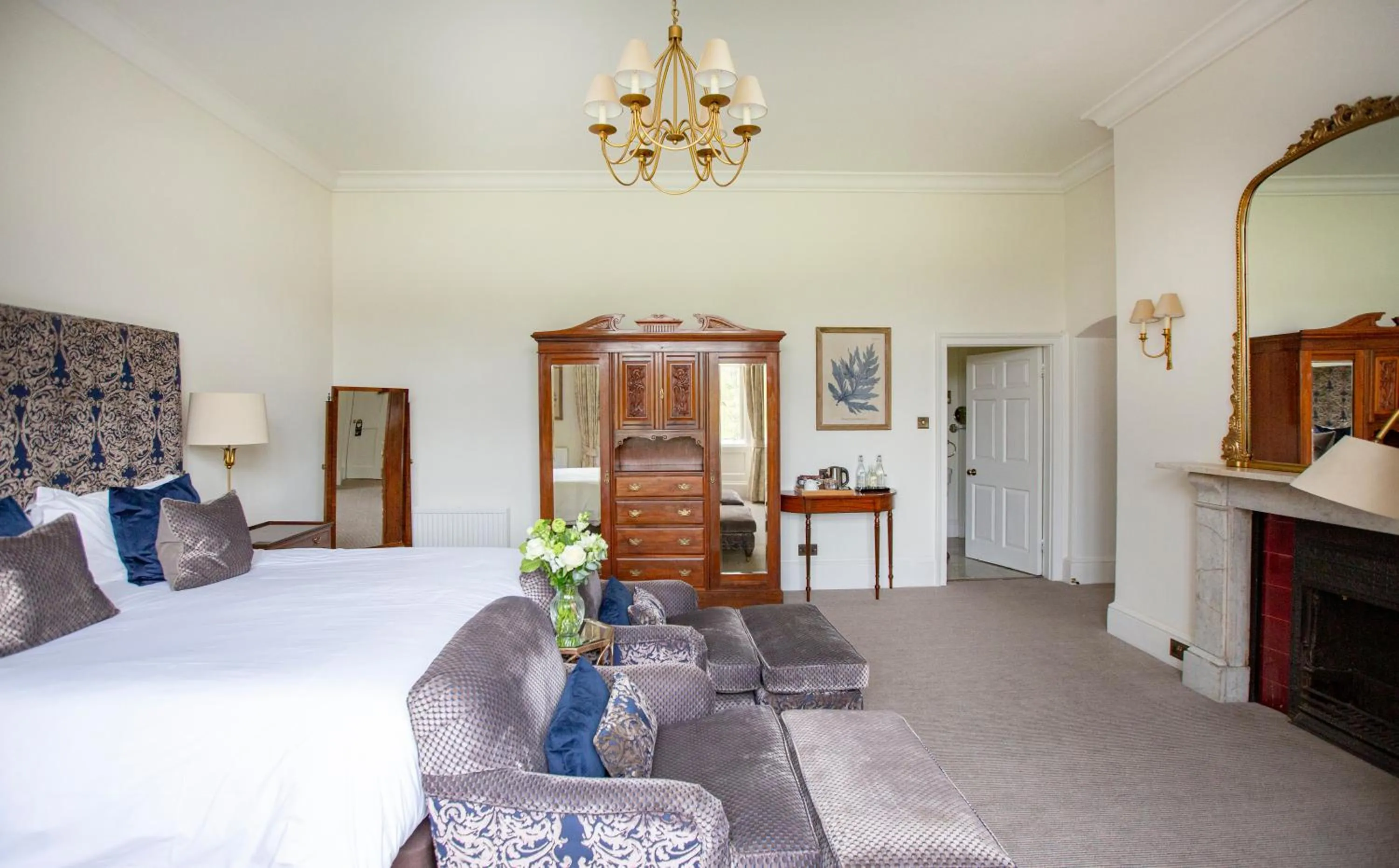 Bedroom, Bed in Lords Of The Manor