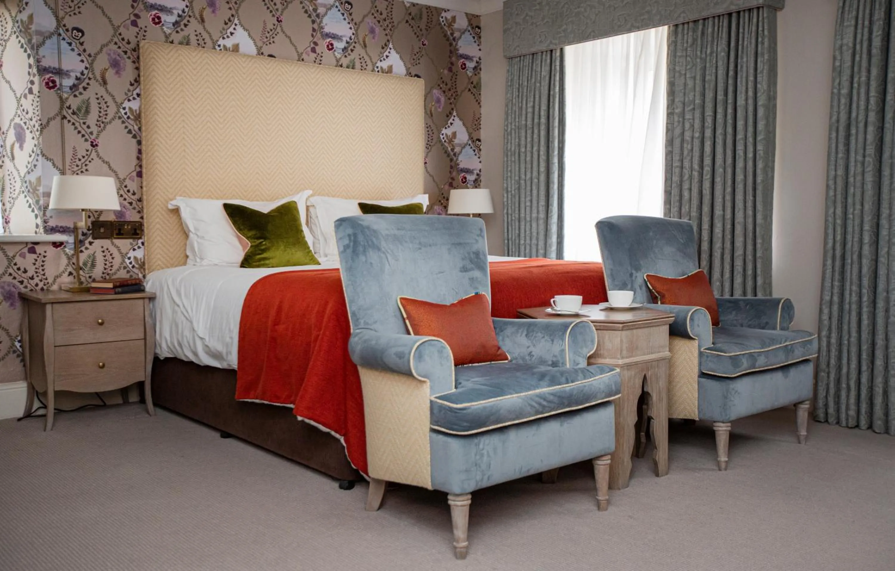 Bedroom, Bed in Lords Of The Manor