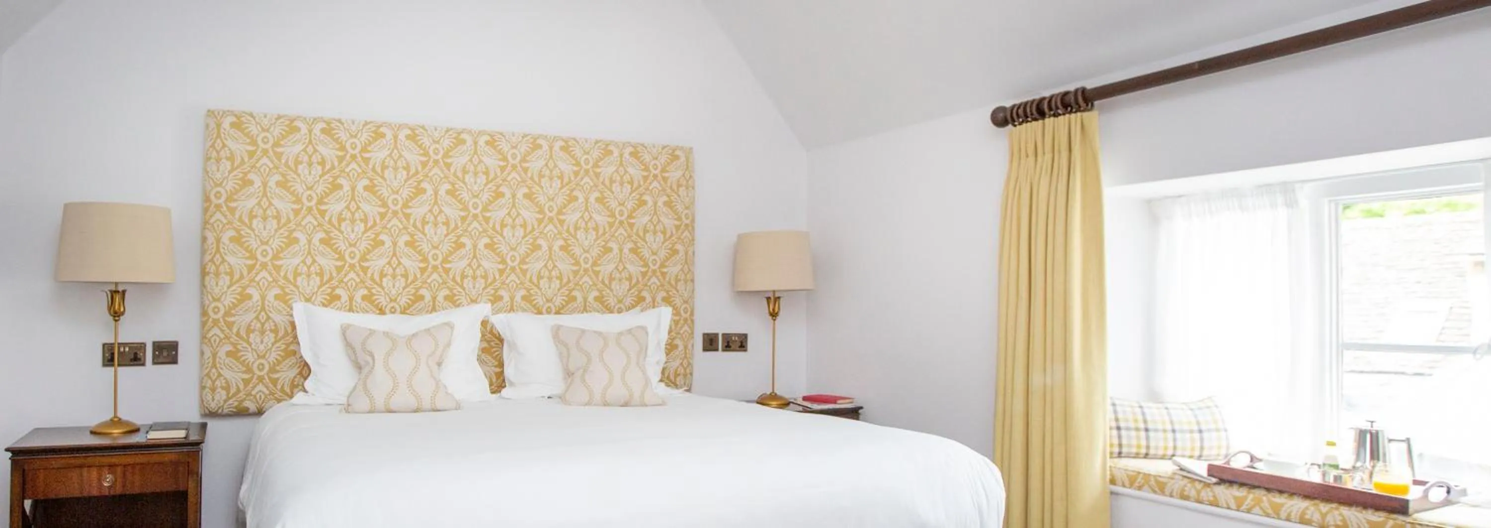 Bedroom, Bed in Lords Of The Manor