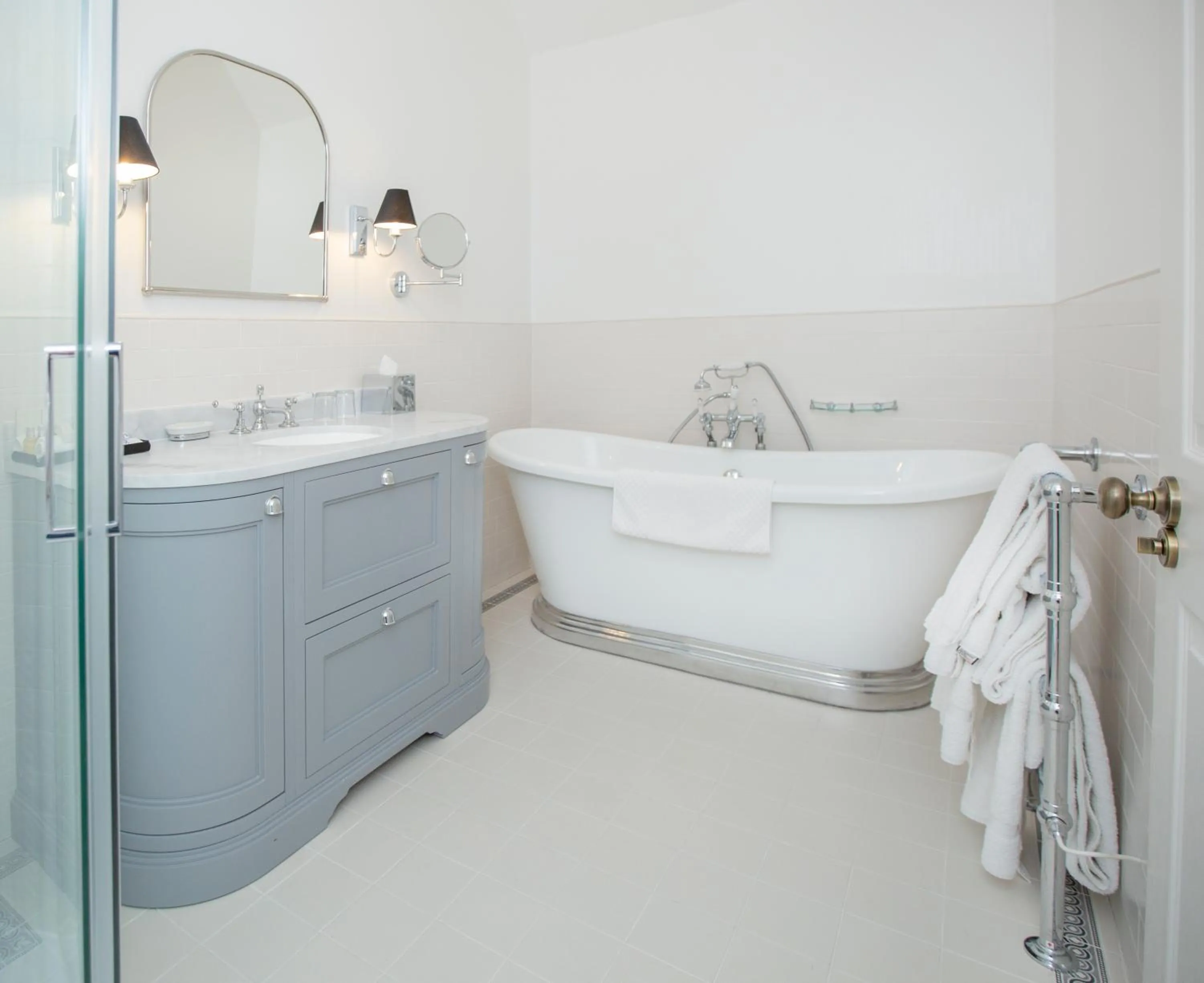 Bathroom in Lords Of The Manor