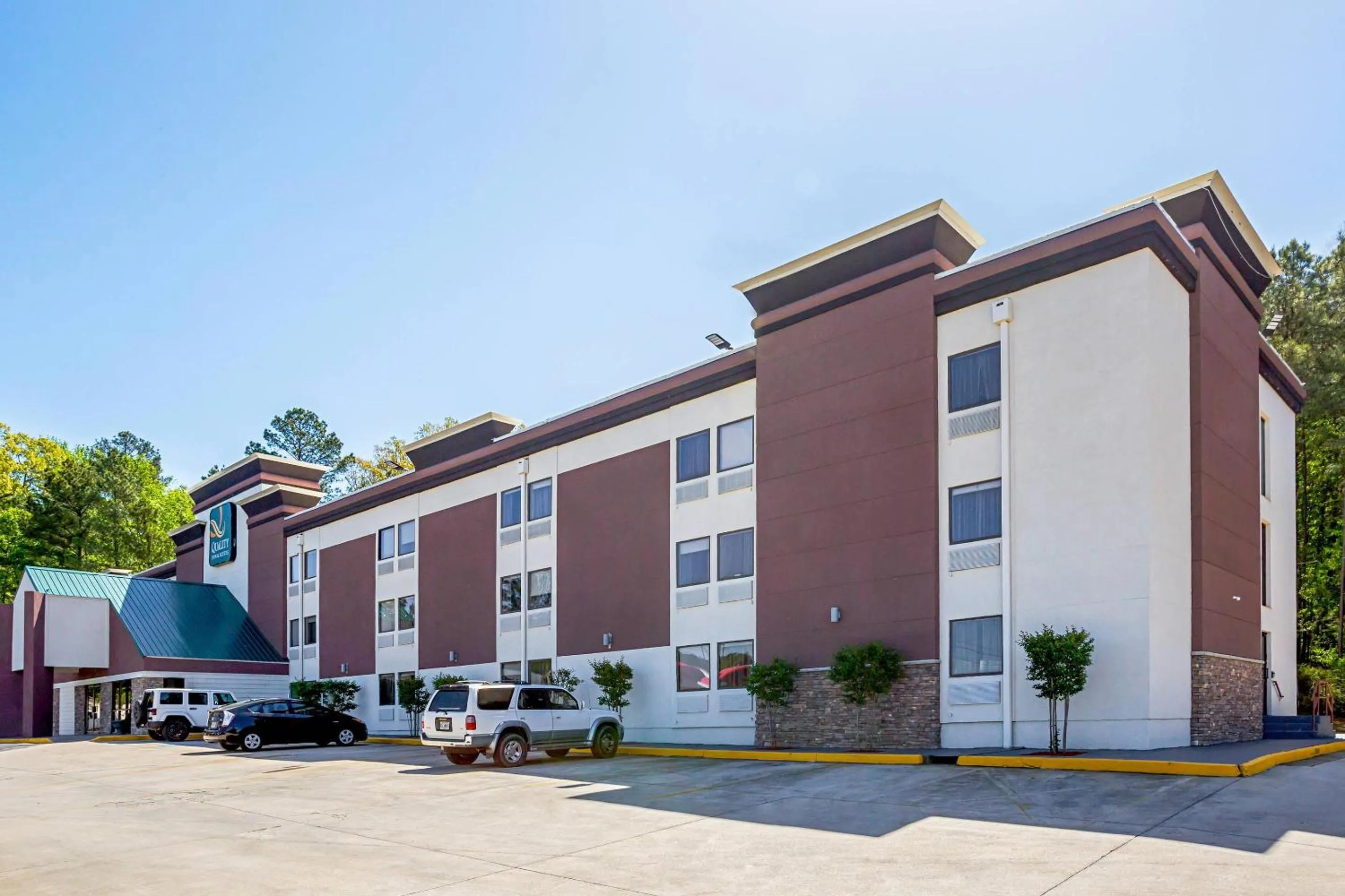 Property building in Quality Inn & Suites near Six Flags East