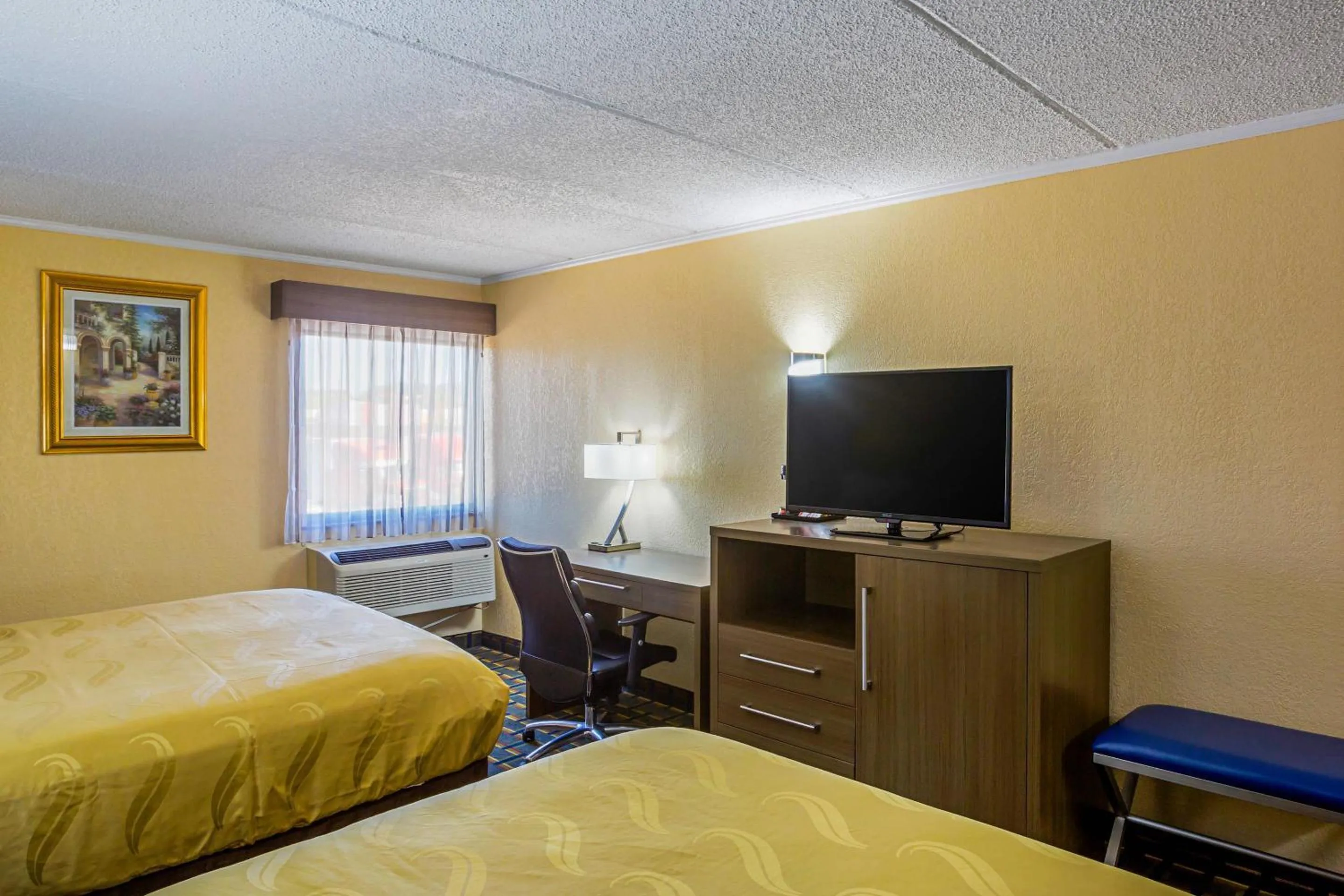 Bedroom, Bed in Quality Inn & Suites near Six Flags East