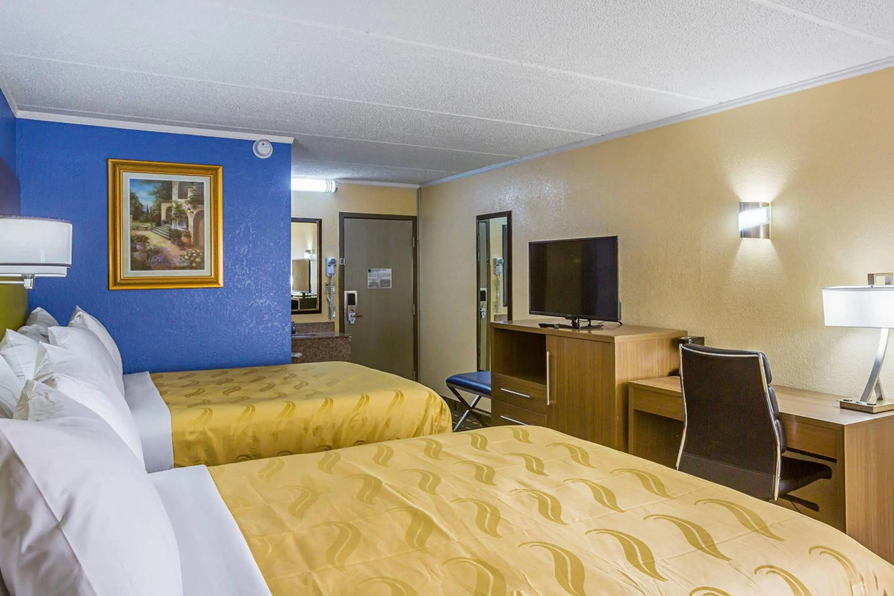 Bedroom, Bed in Quality Inn & Suites near Six Flags East