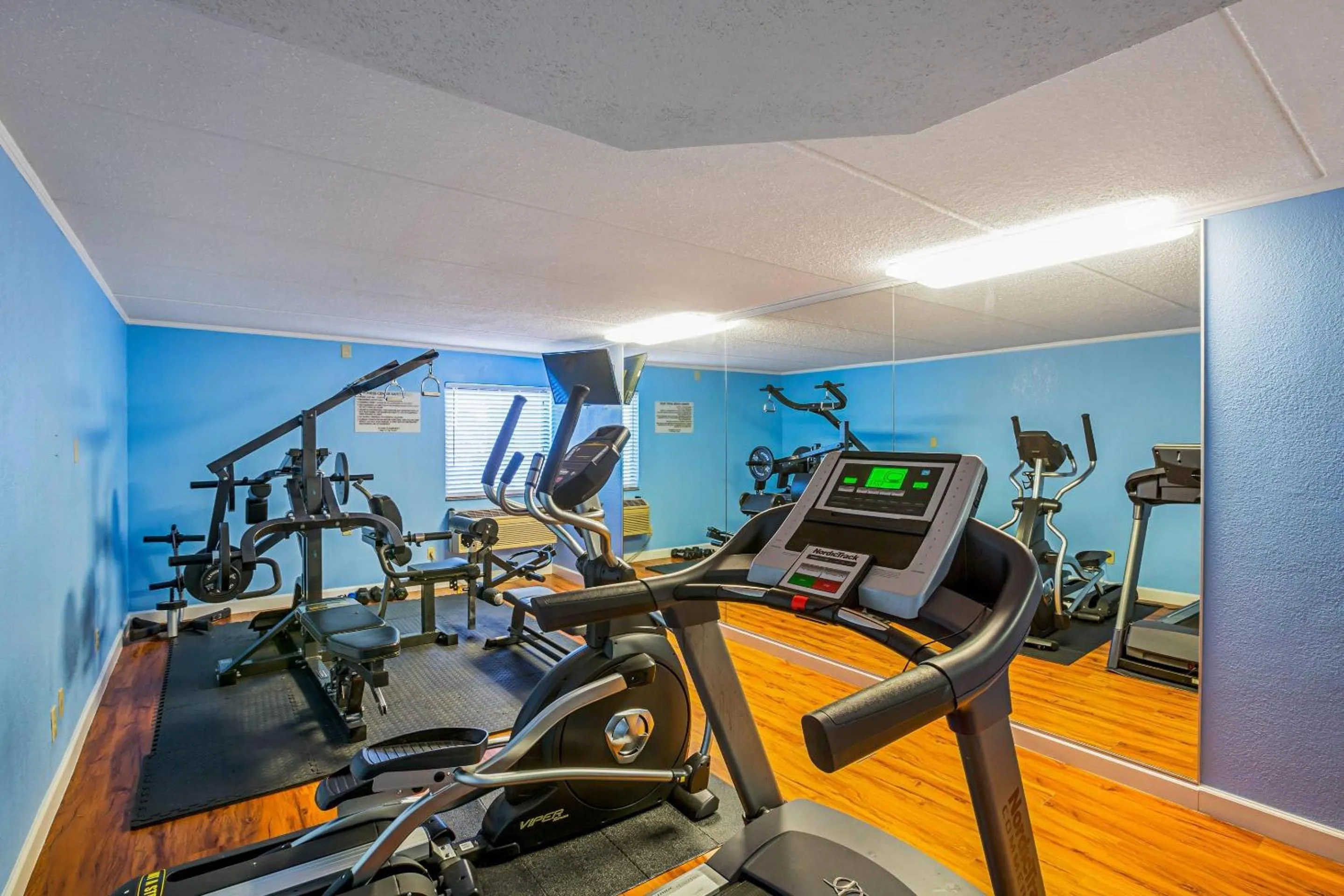 Fitness centre/facilities in Quality Inn & Suites near Six Flags East