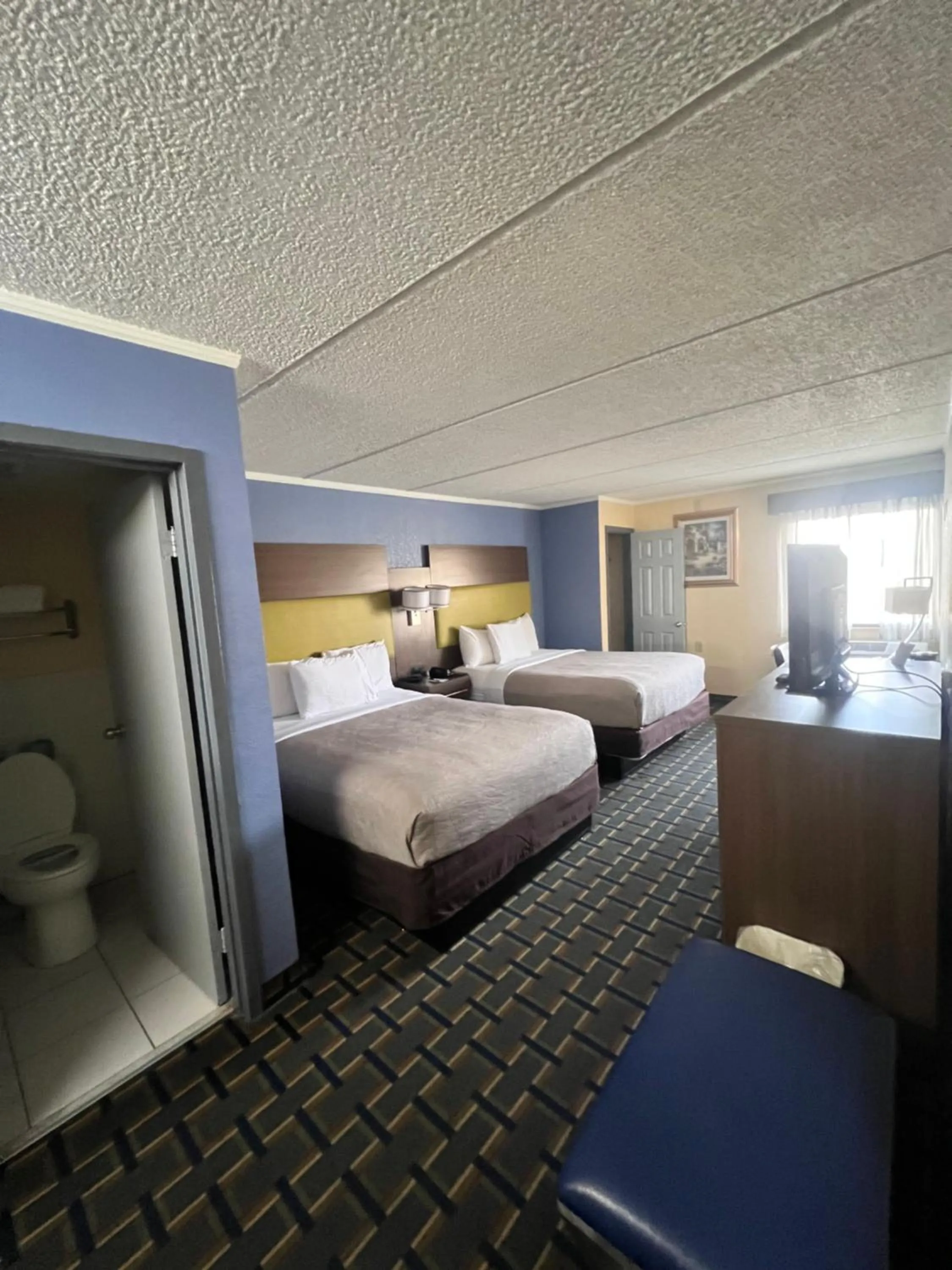 Bedroom, Bed in Quality Inn & Suites near Six Flags East