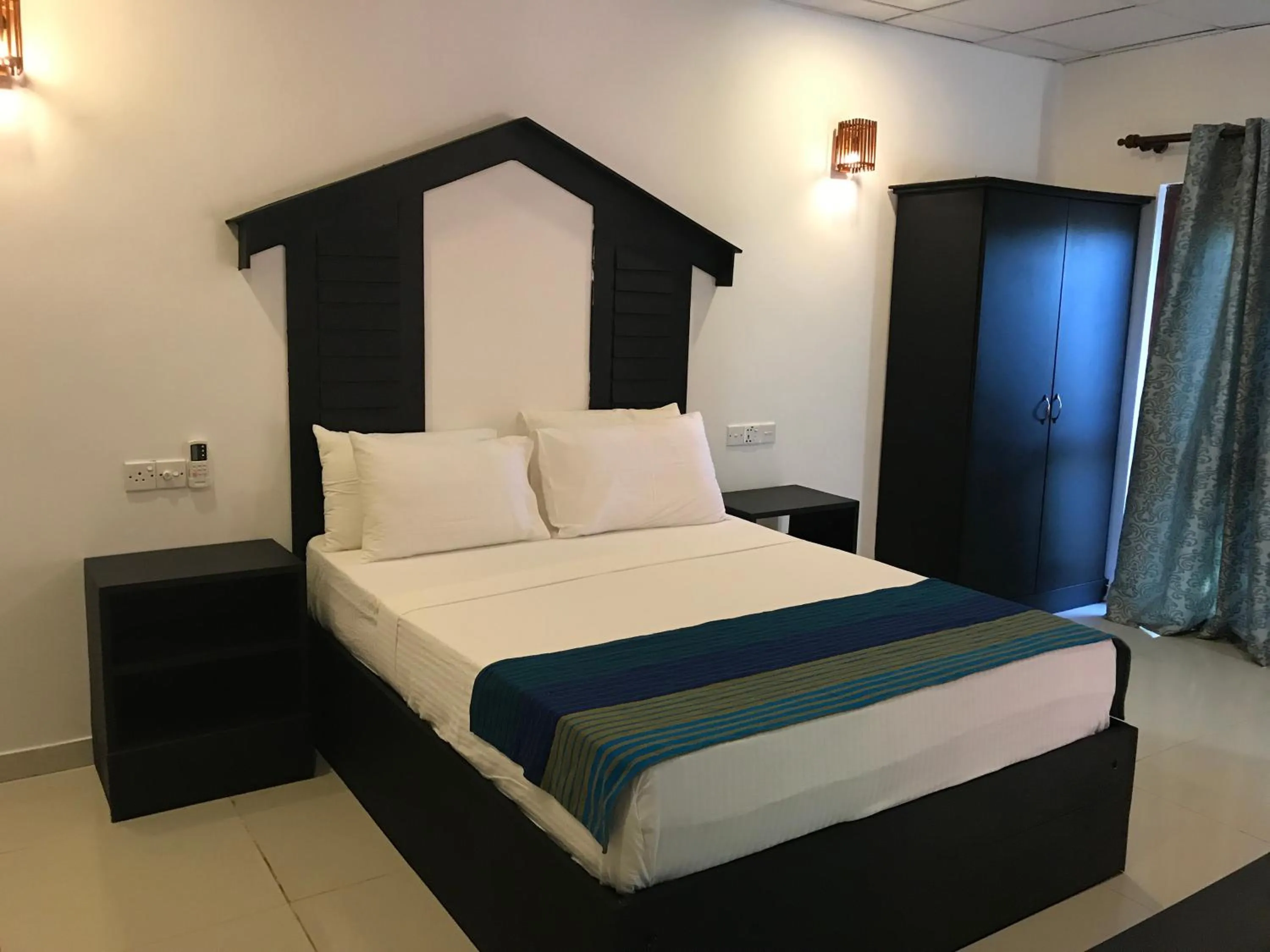 Bed in Sunshine Resort & Spa Sigiriya