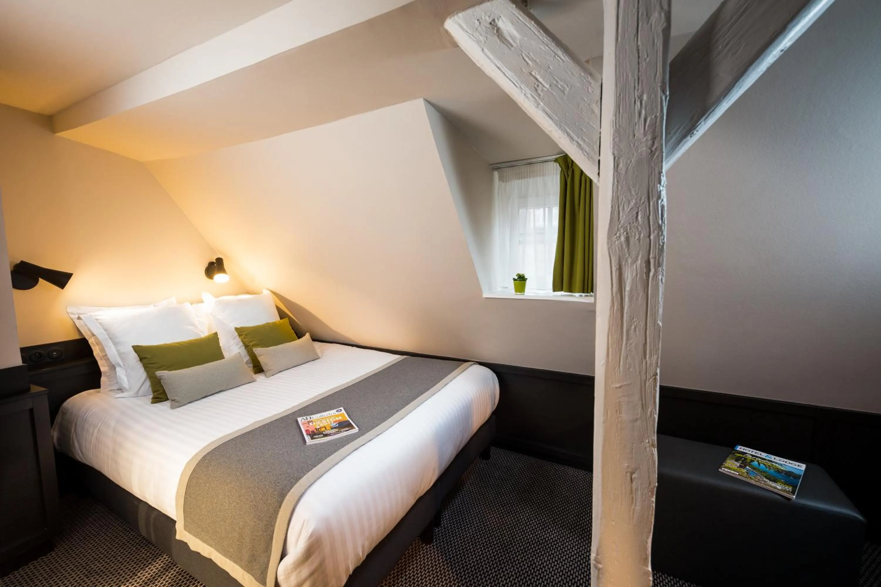 Decorative detail, Bed in Hôtel Du Dragon