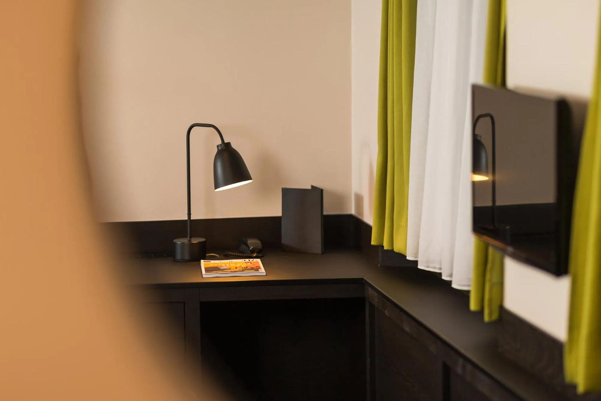 TV and multimedia in Hôtel Du Dragon