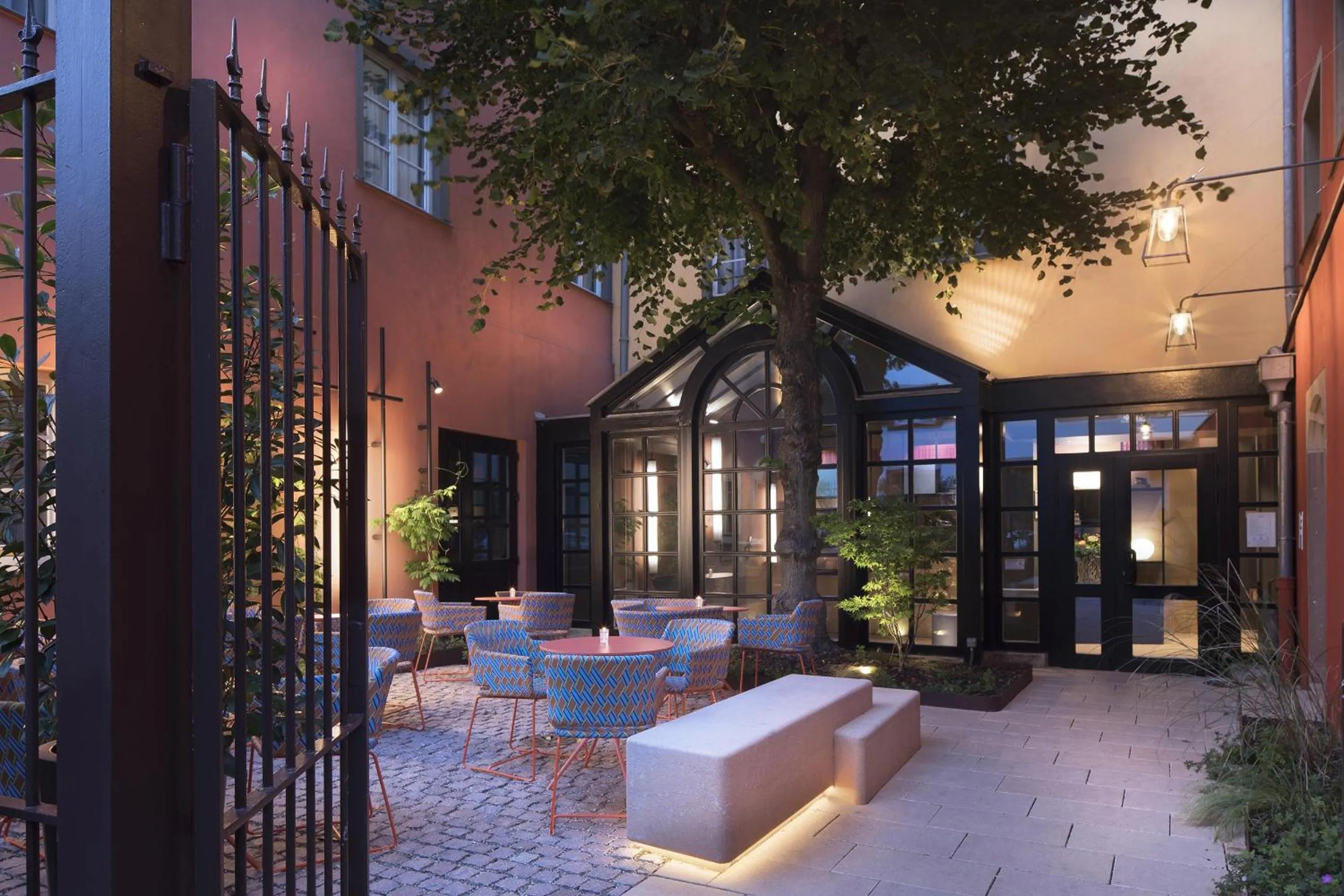 Patio in Hôtel Du Dragon