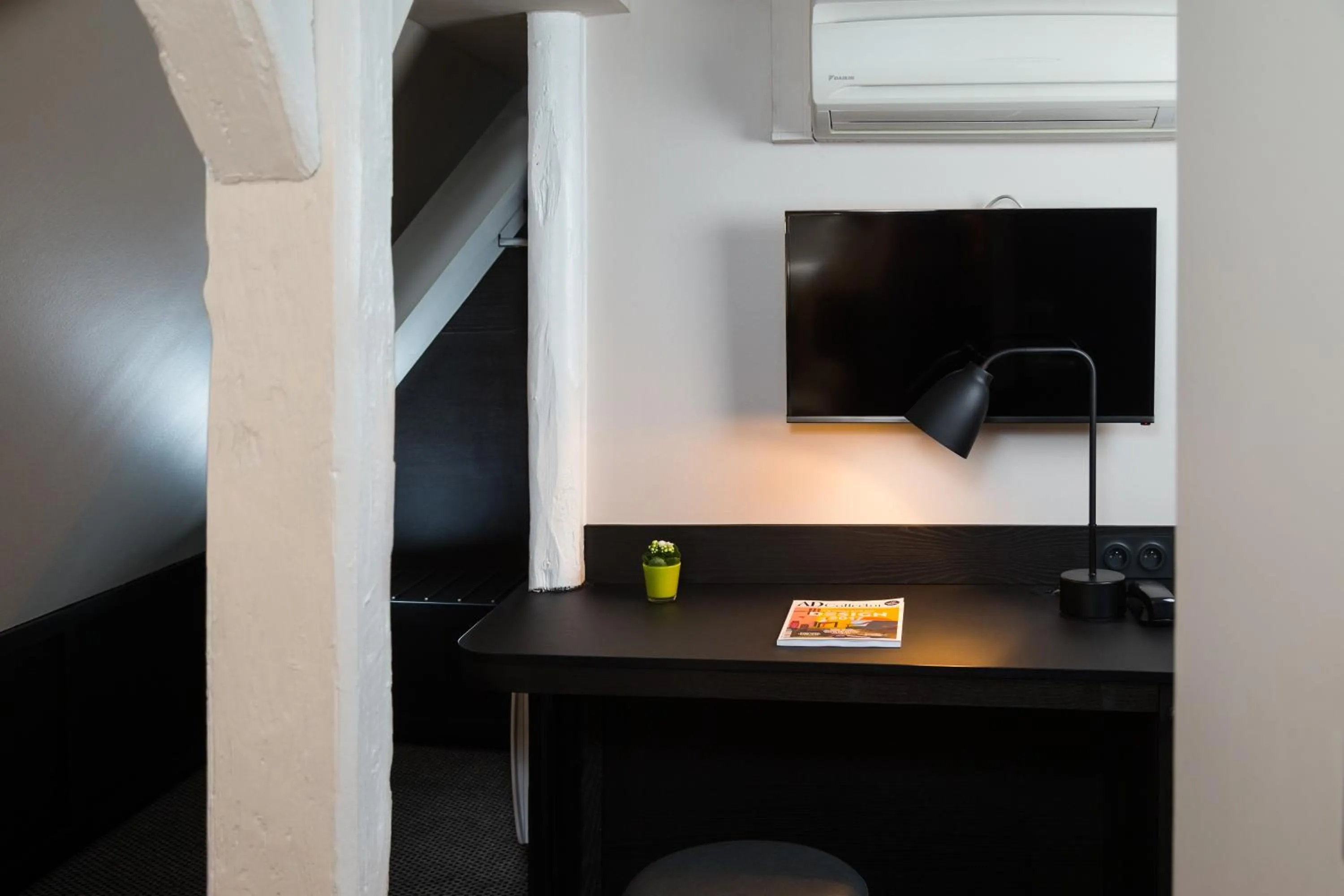 TV and multimedia in Hôtel Du Dragon