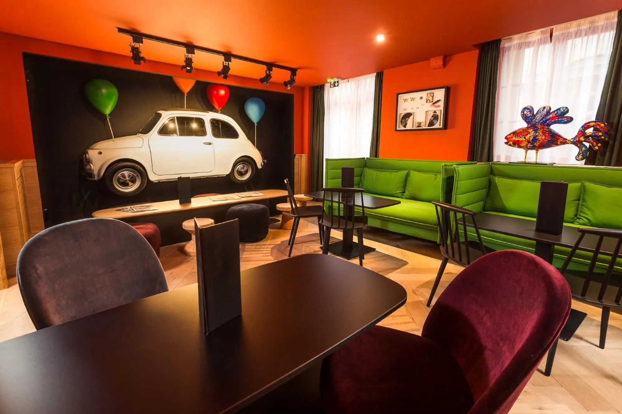 Communal lounge/ TV room in Hôtel Du Dragon