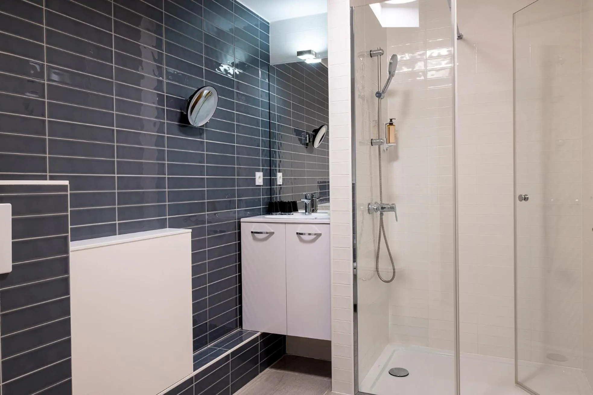 Shower in Hôtel Du Dragon