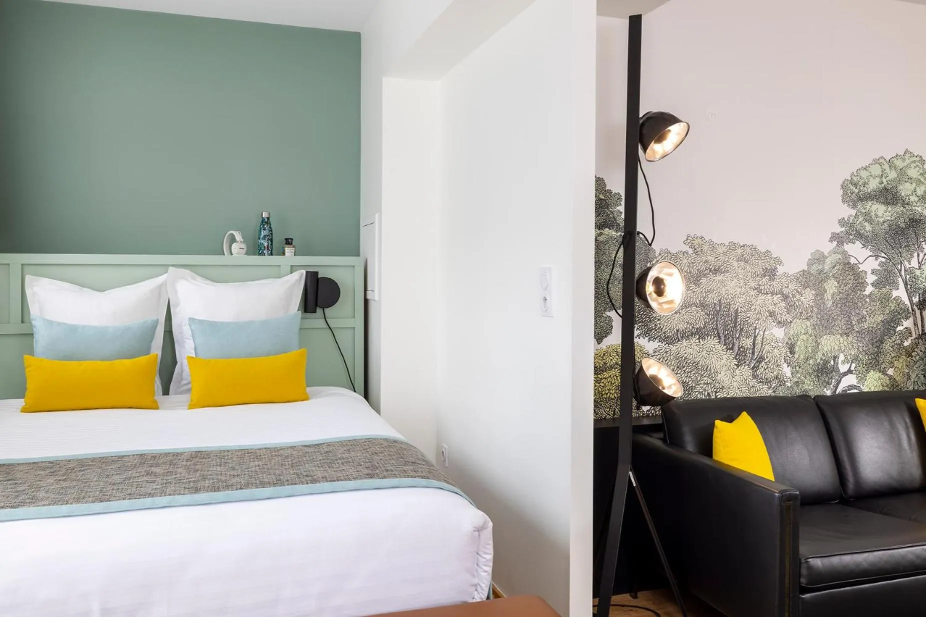 Bedroom, Bed in Hôtel Du Dragon