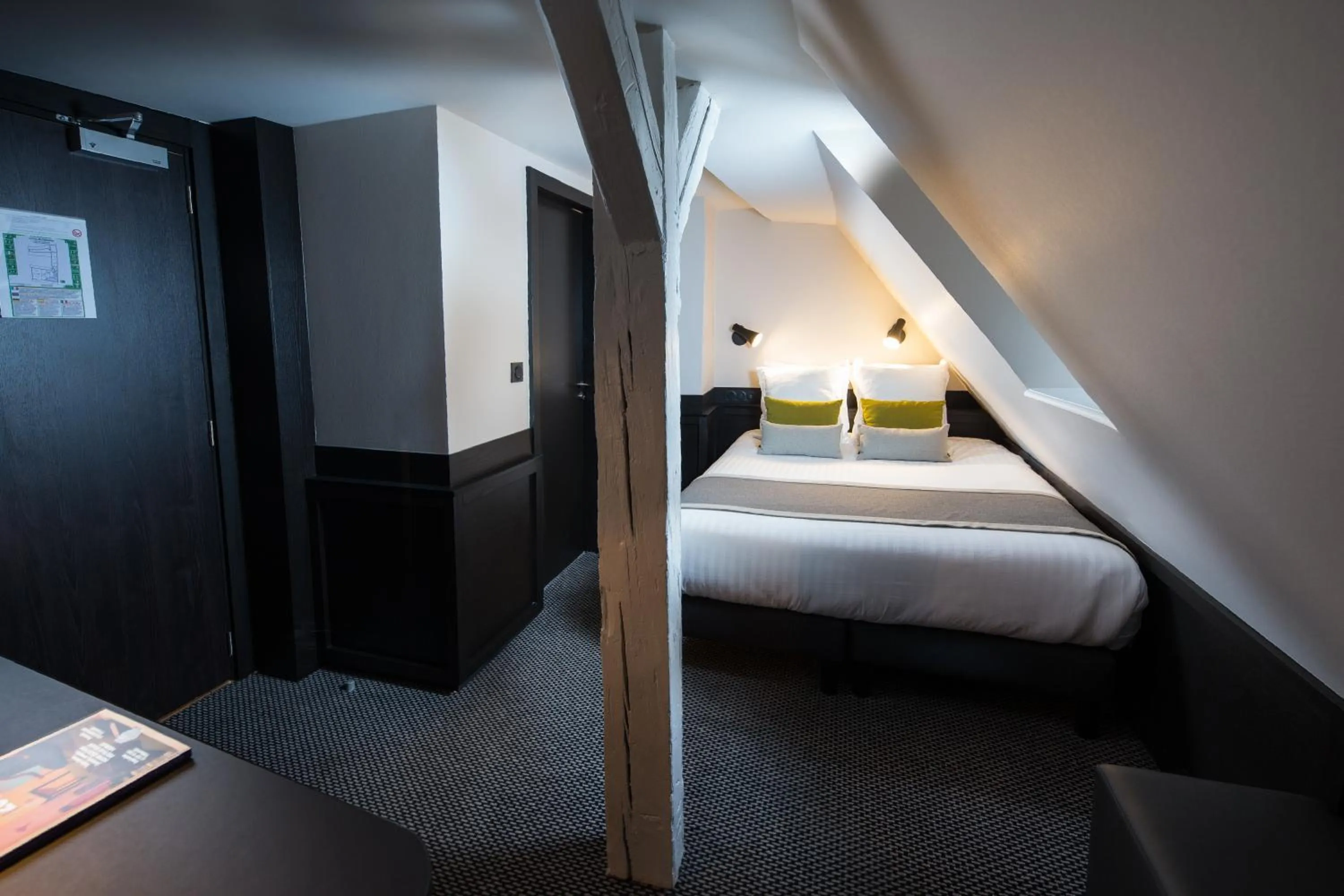 Decorative detail, Bed in Hôtel Du Dragon