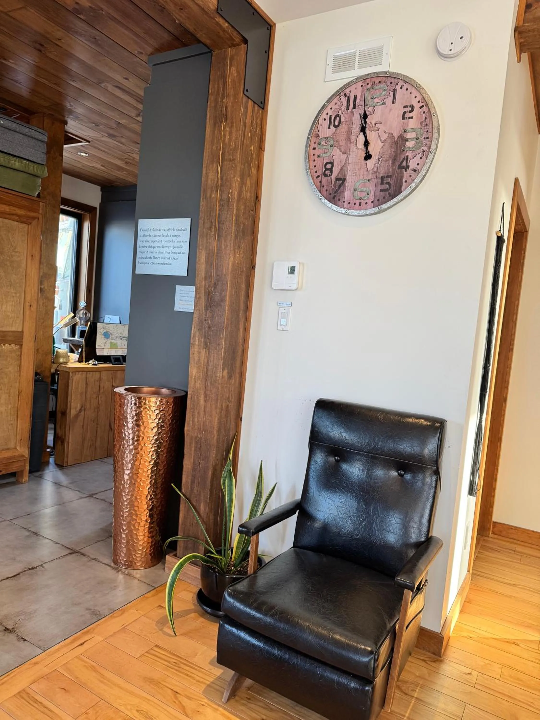 Communal lounge/ TV room in Gîte du Haut des Arbres