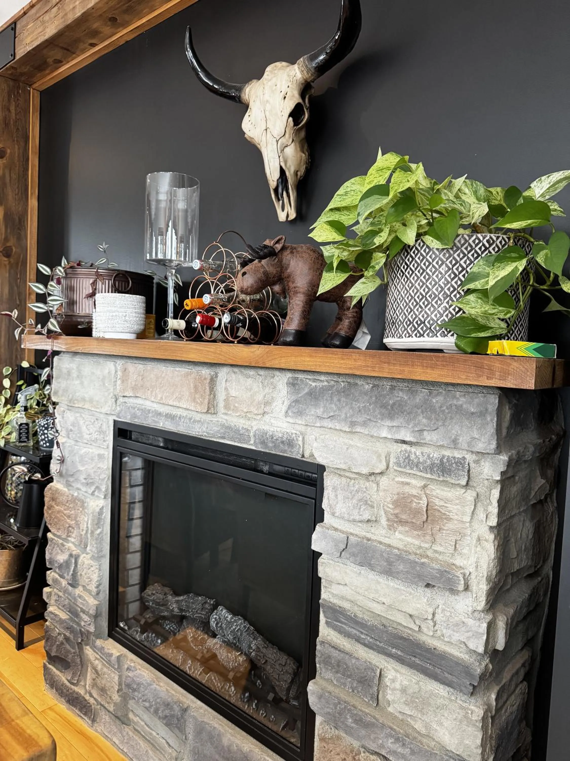 Communal lounge/ TV room in Gîte du Haut des Arbres