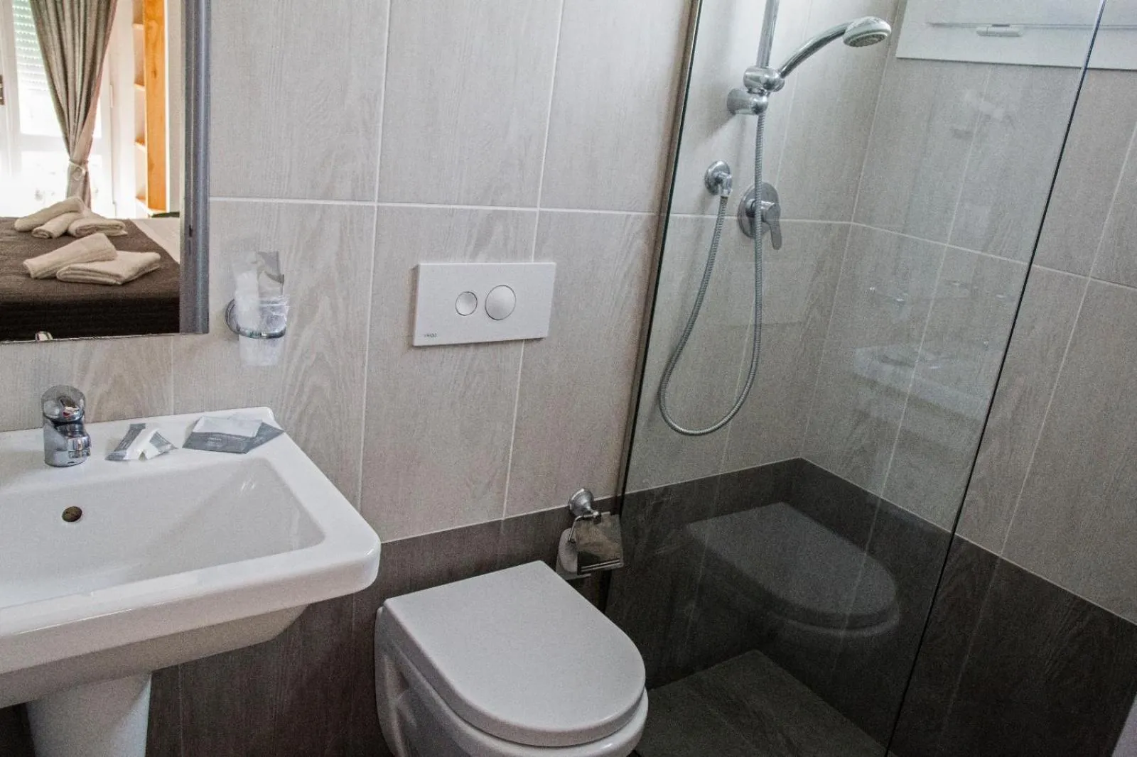 Shower in Hotel Hollywood