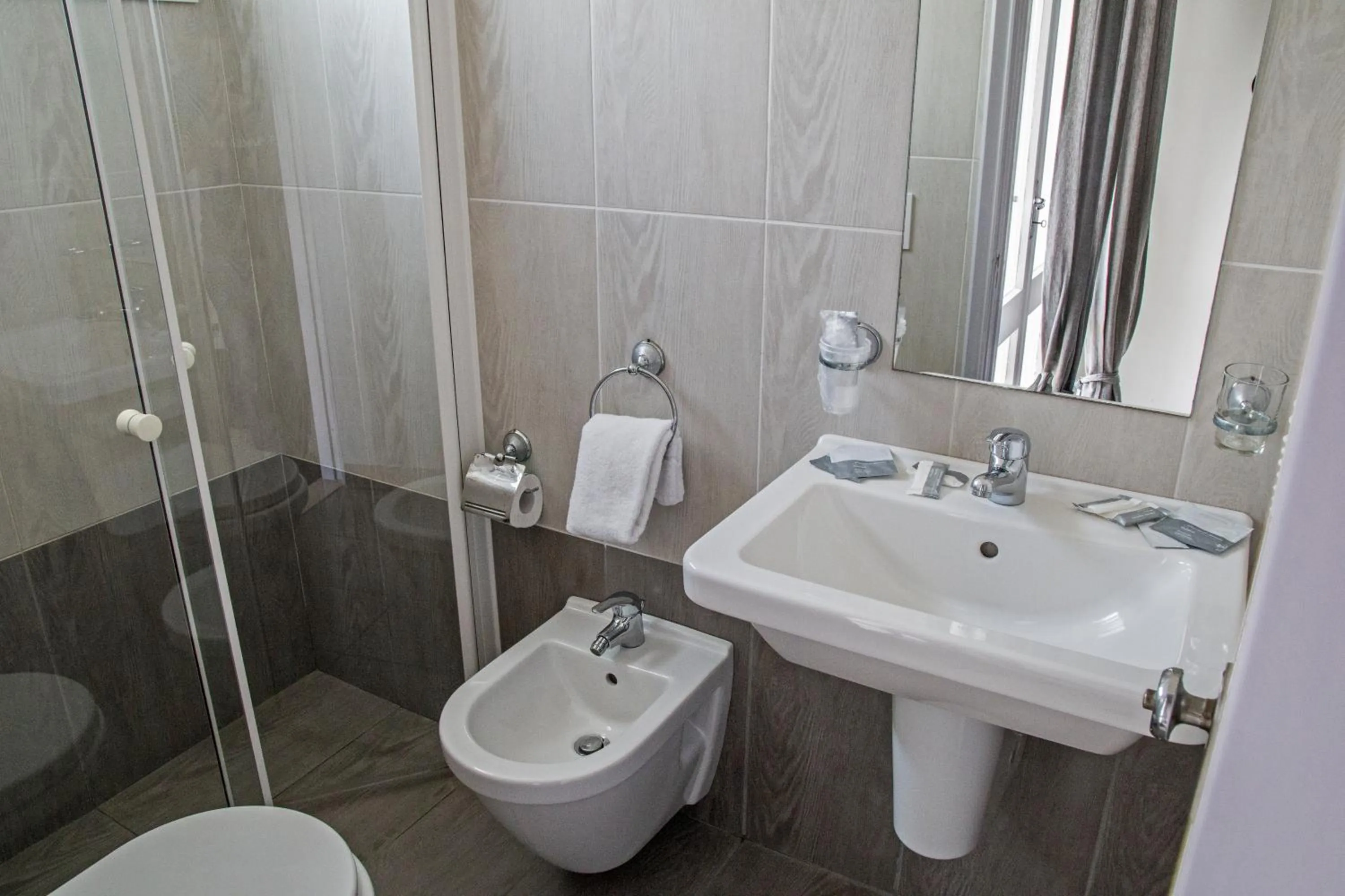 Shower in Hotel Hollywood