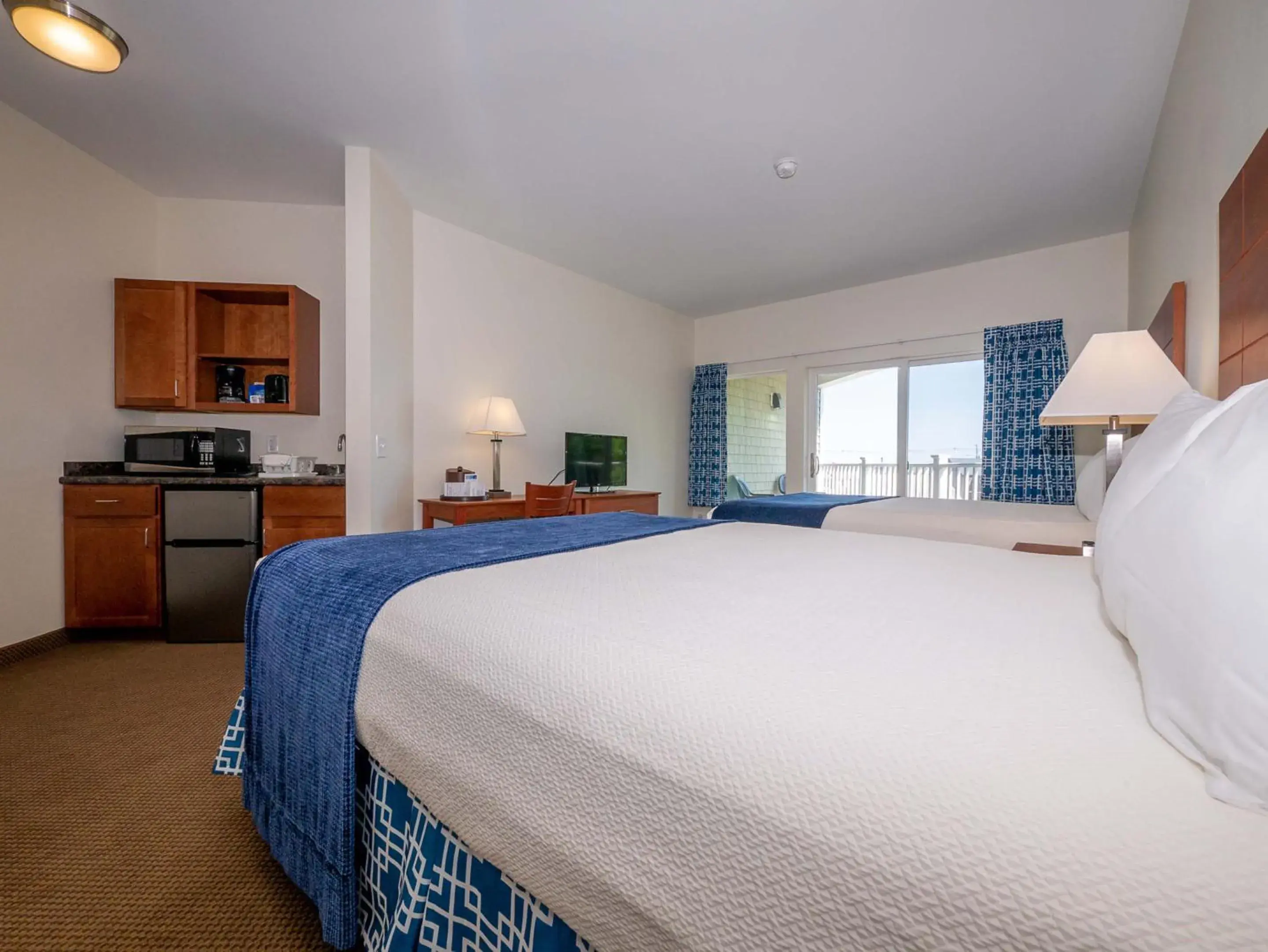 Deluxe Two Queen Beds with Balcony and Butler Pantry in Sea Latch Inn Deluxe Two Queen Beds with Balcony and Butler Pantry in Sea Latch Inn