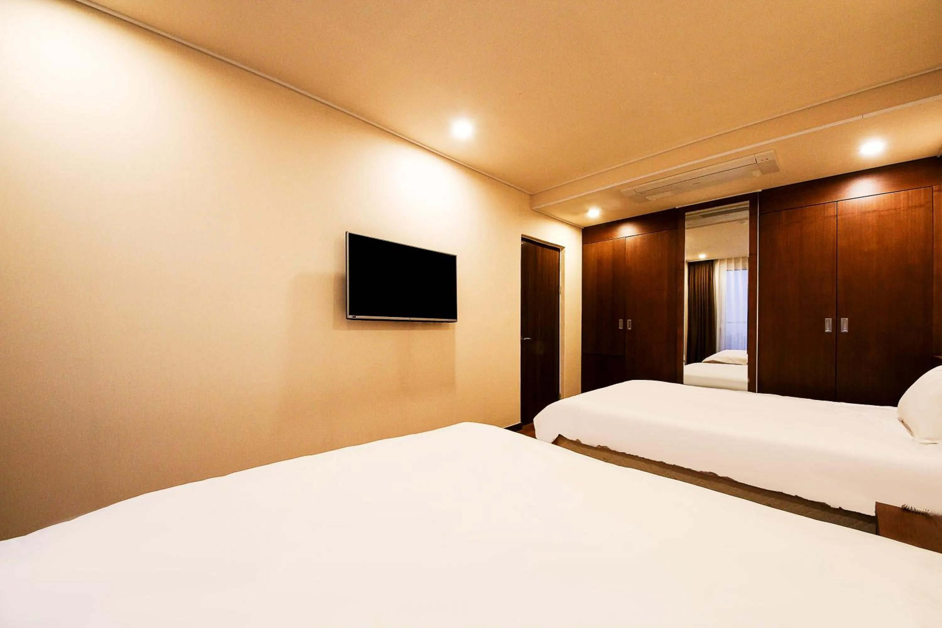 Photo of the whole room, Bed in Jeju Jungmun Ocean Blue Hotel
