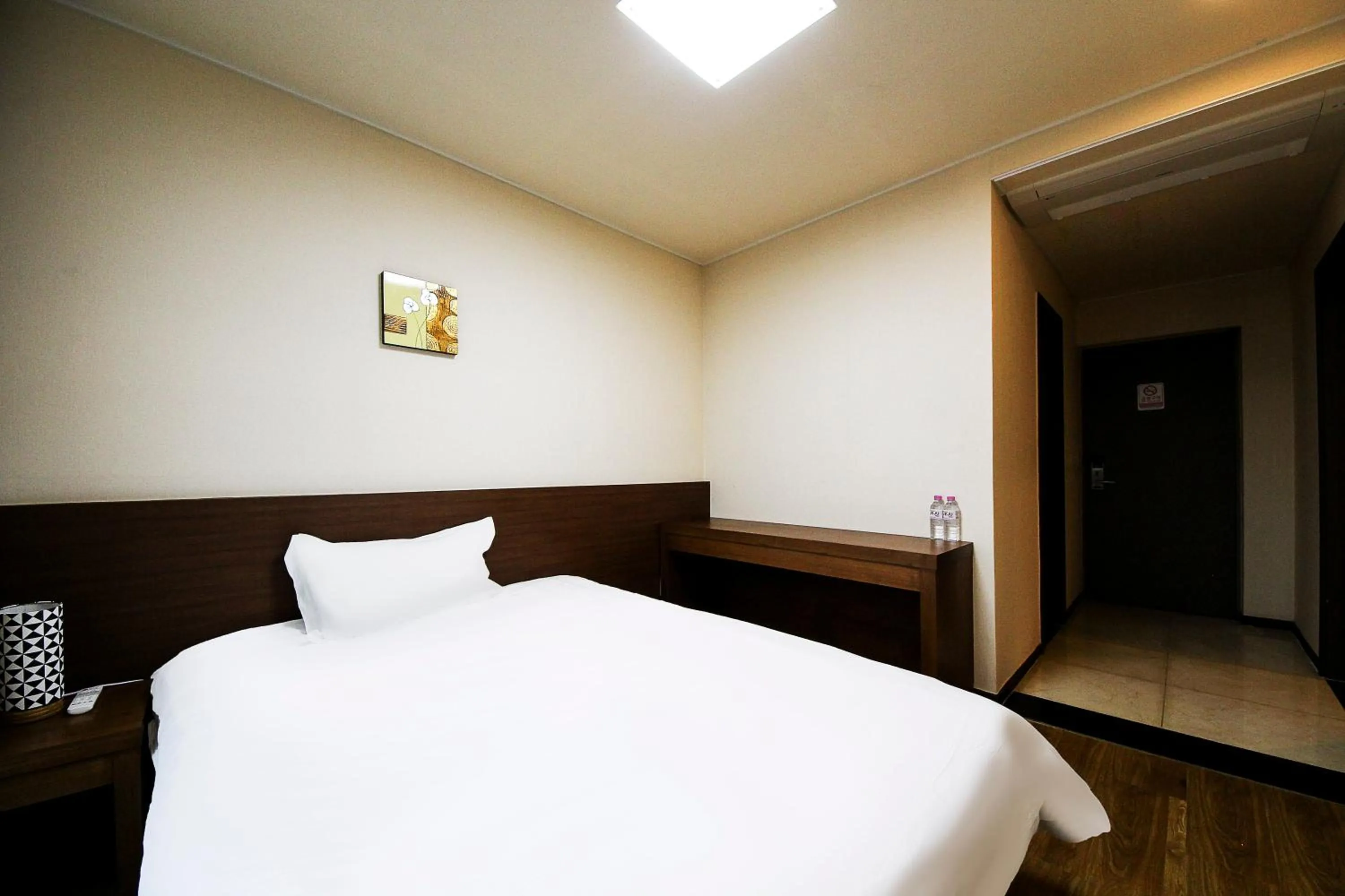 Photo of the whole room, Bed in Jeju Jungmun Ocean Blue Hotel