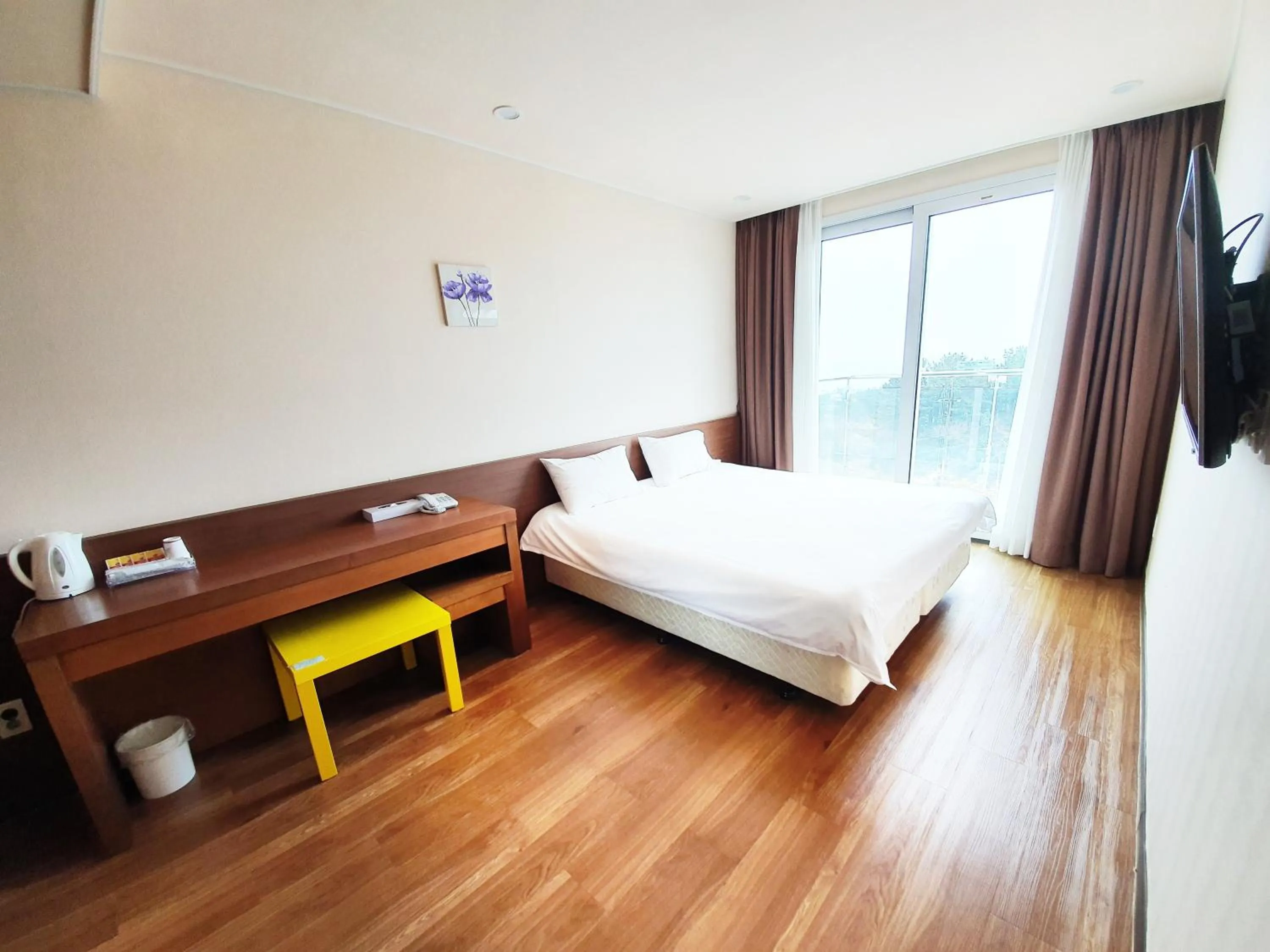 Photo of the whole room, Bed in Jeju Jungmun Ocean Blue Hotel