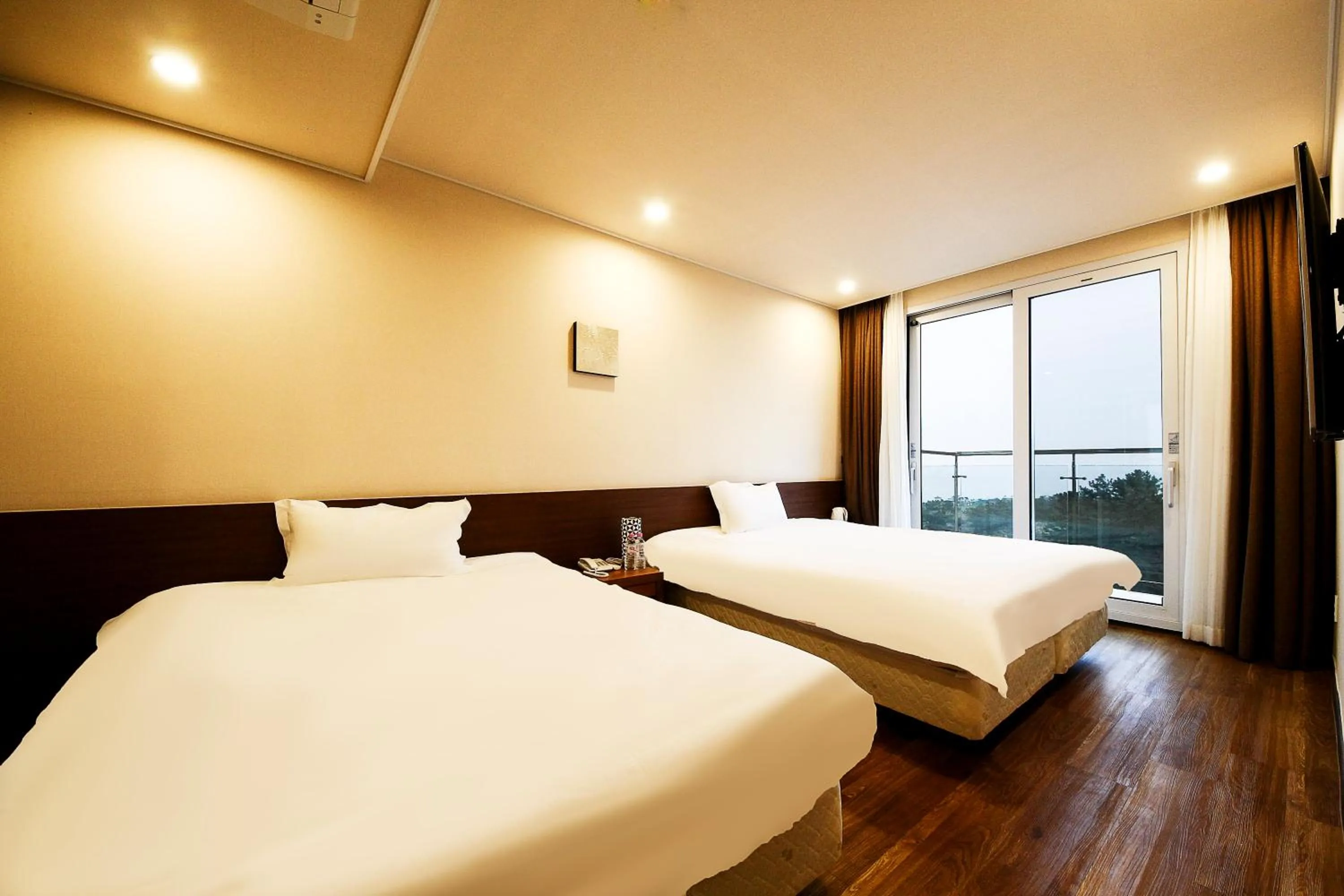 Photo of the whole room, Bed in Jeju Jungmun Ocean Blue Hotel